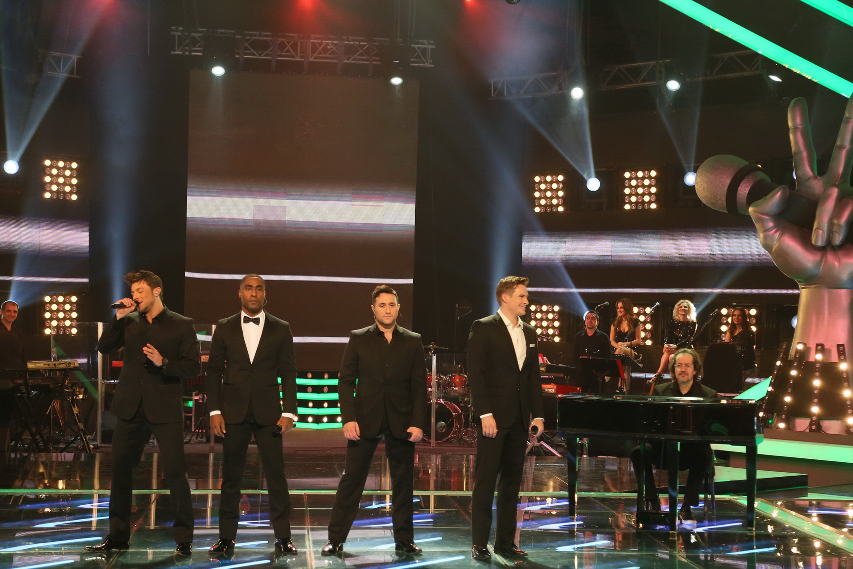 Show incendiar cu baietii de la Blue