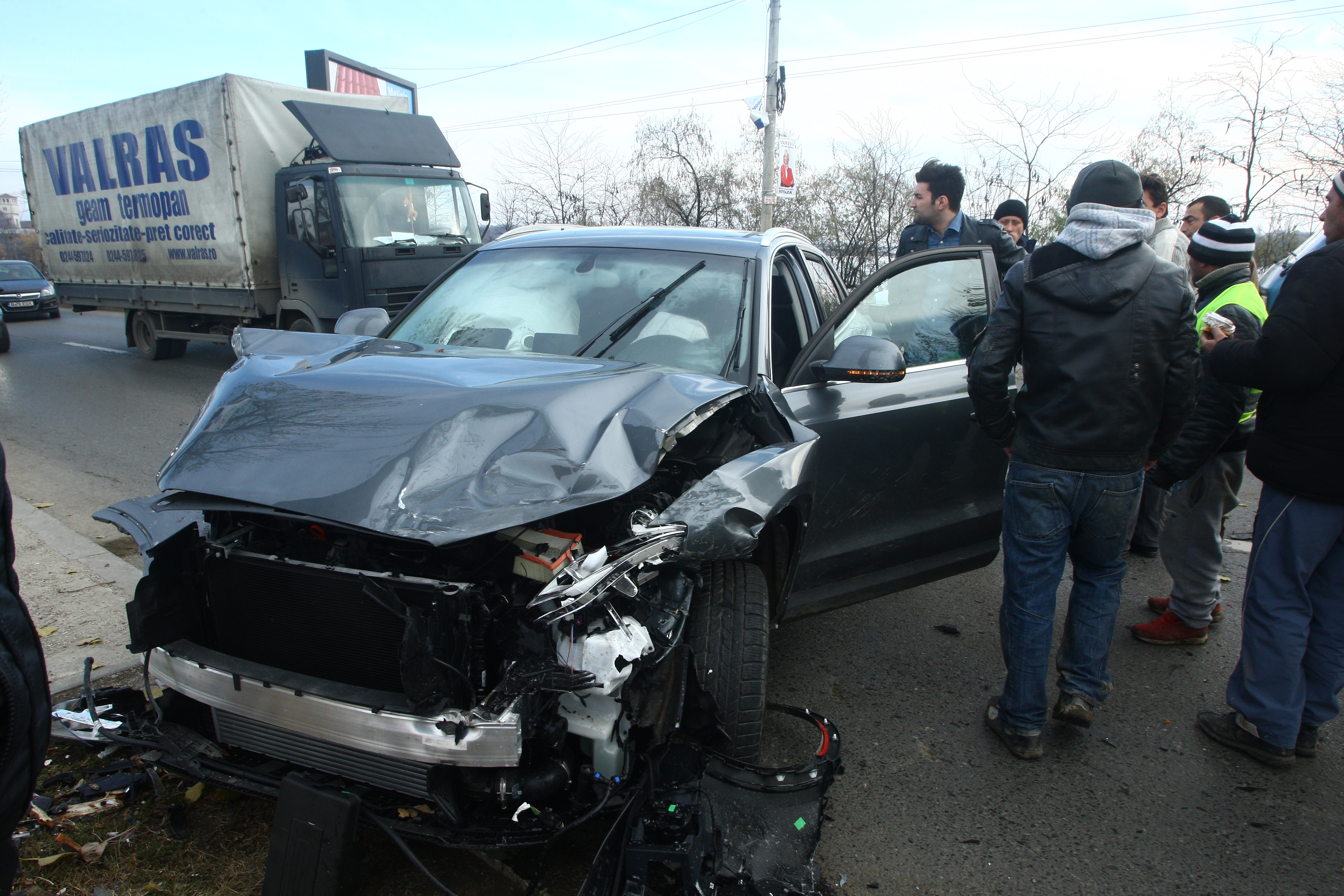 Smiley a coborat nauc din masina, la scurt timp dupa impact!