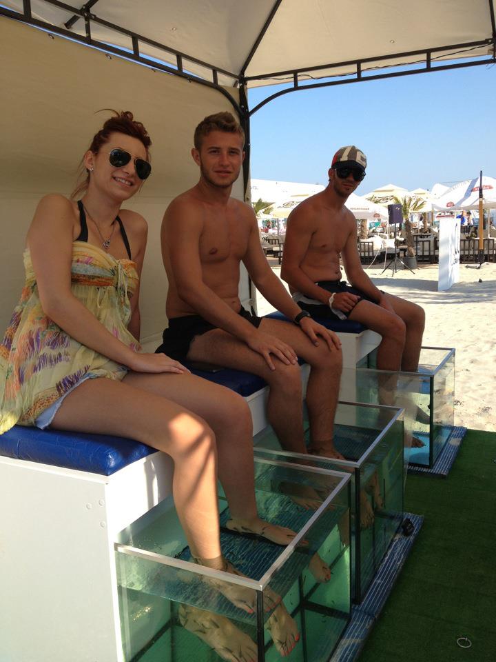 Tanarul are grija de aspectul fizic, drept dovada ca alege sa-si faca pedichiura cu ajutorul pestisorilor carnivori