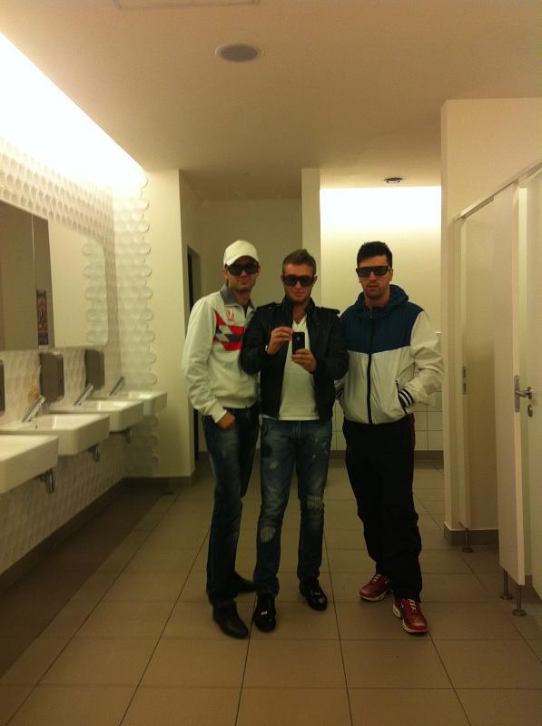 Andrei are obiceiul de a se fotografia asemenea unei pitipoance, in baie cu telefonul in oglinda