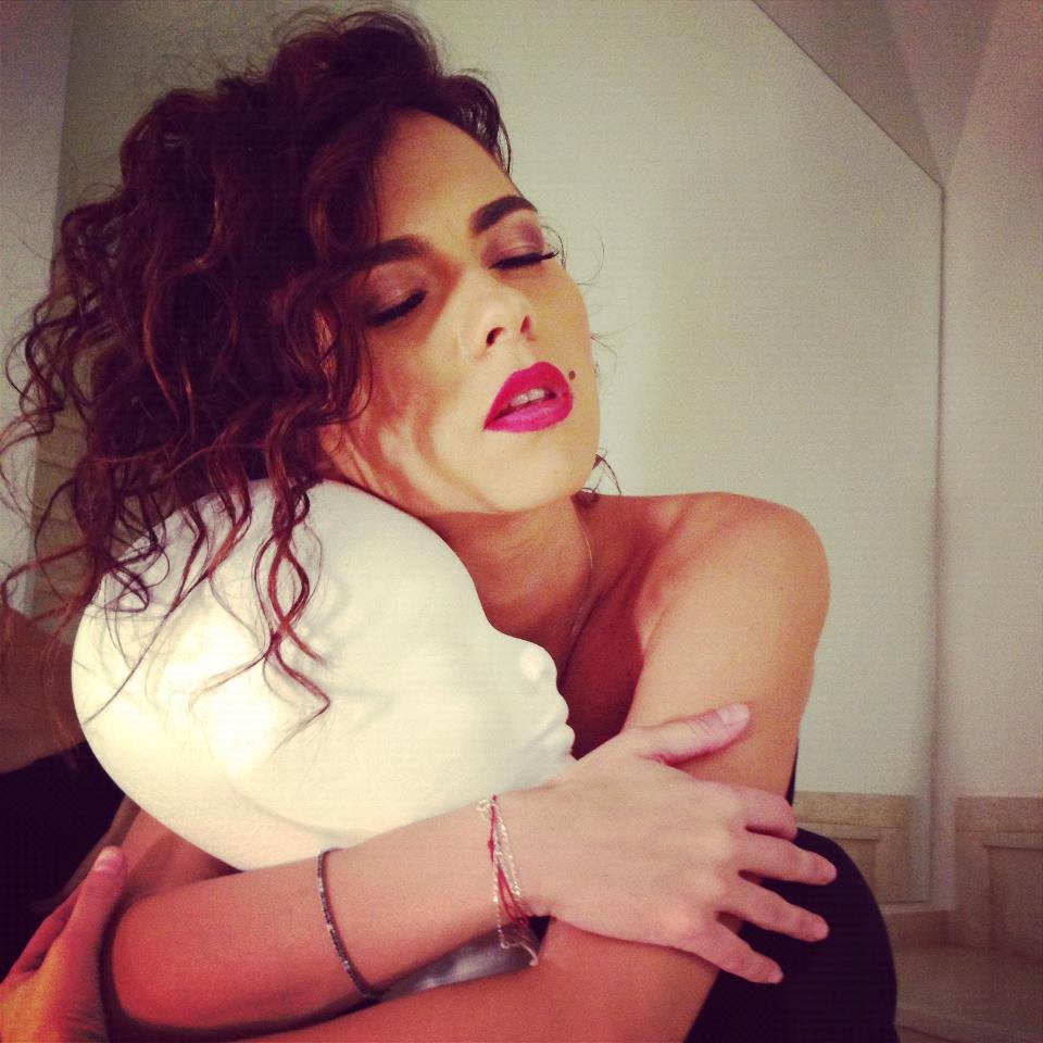 Inna e pe val! A postat o nouă fotografie în ipostaze fierbinţi! Rujul ei te va face să vrei s-o săruţi!