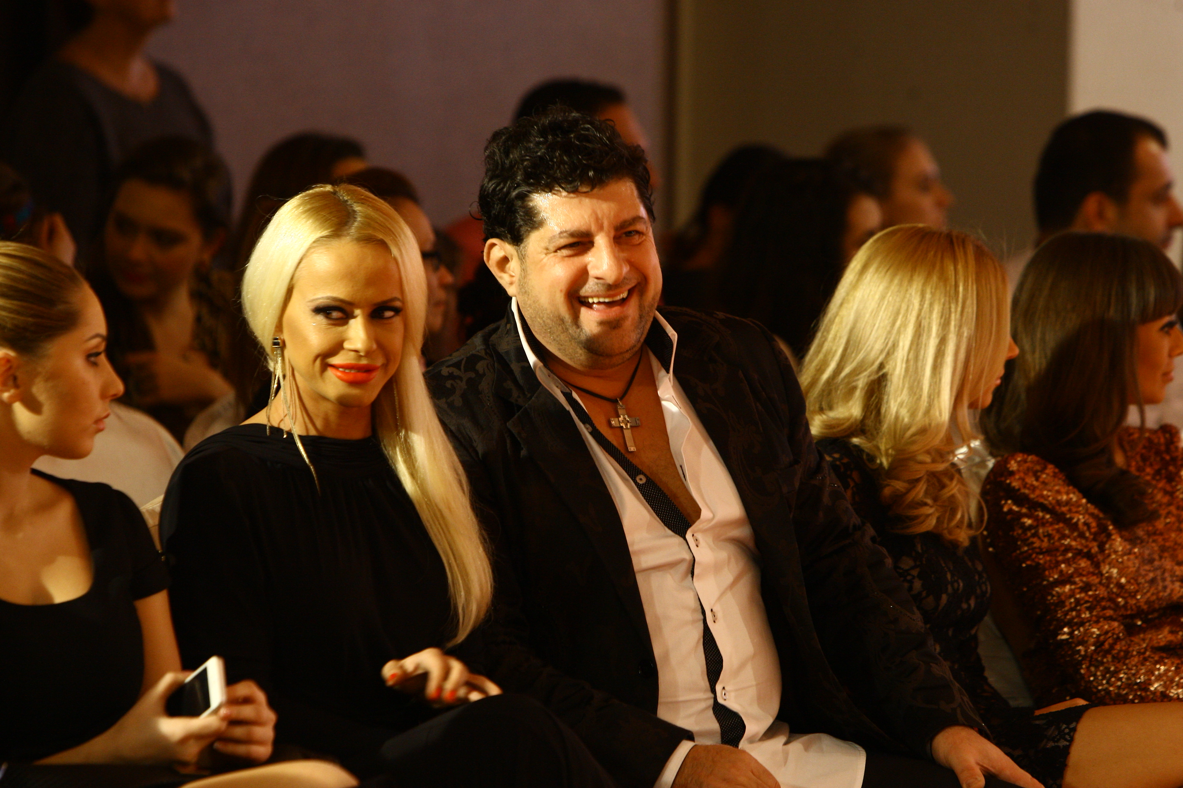 Chiar daca partenera de discutii nu-i acorda prea mare atentie, cantaretul se amuza singur