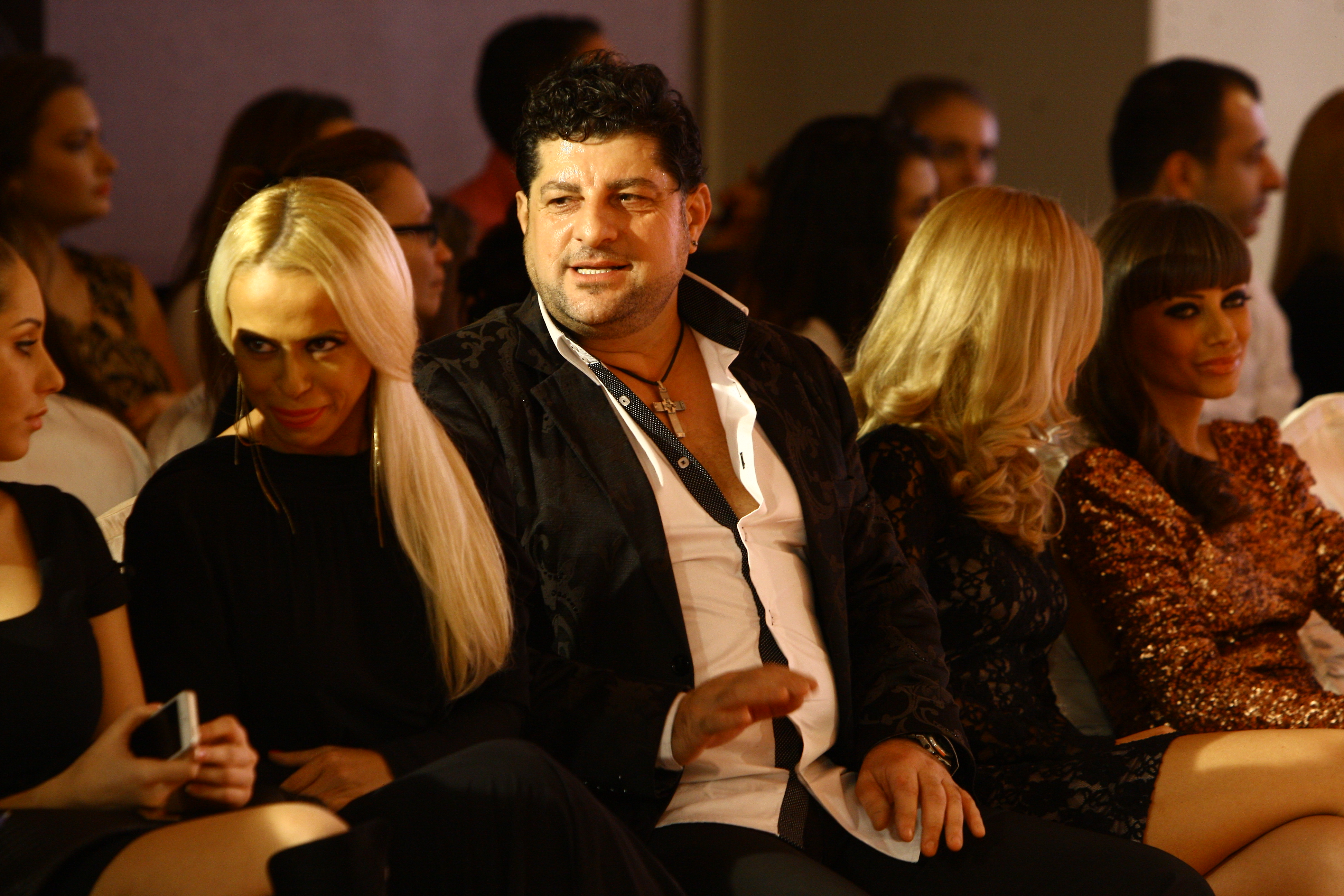 Cu camasa descheiata, lantul la vedere si parul gelat, Tavi Colen nu a trecut neobservat la un eveniment monden