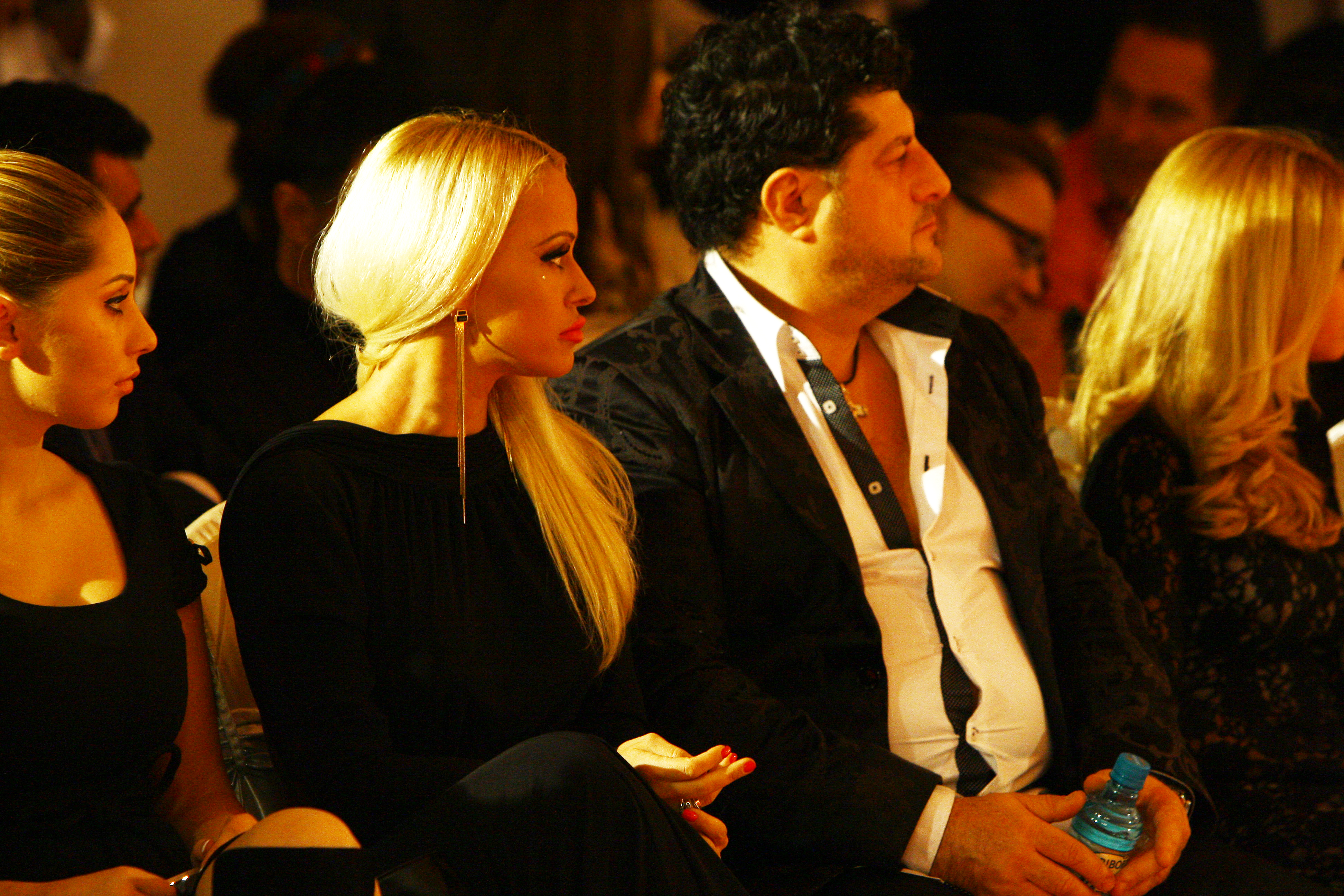 Deoarece camasa ii era prea stramta, nasturii erau pe cale sa 