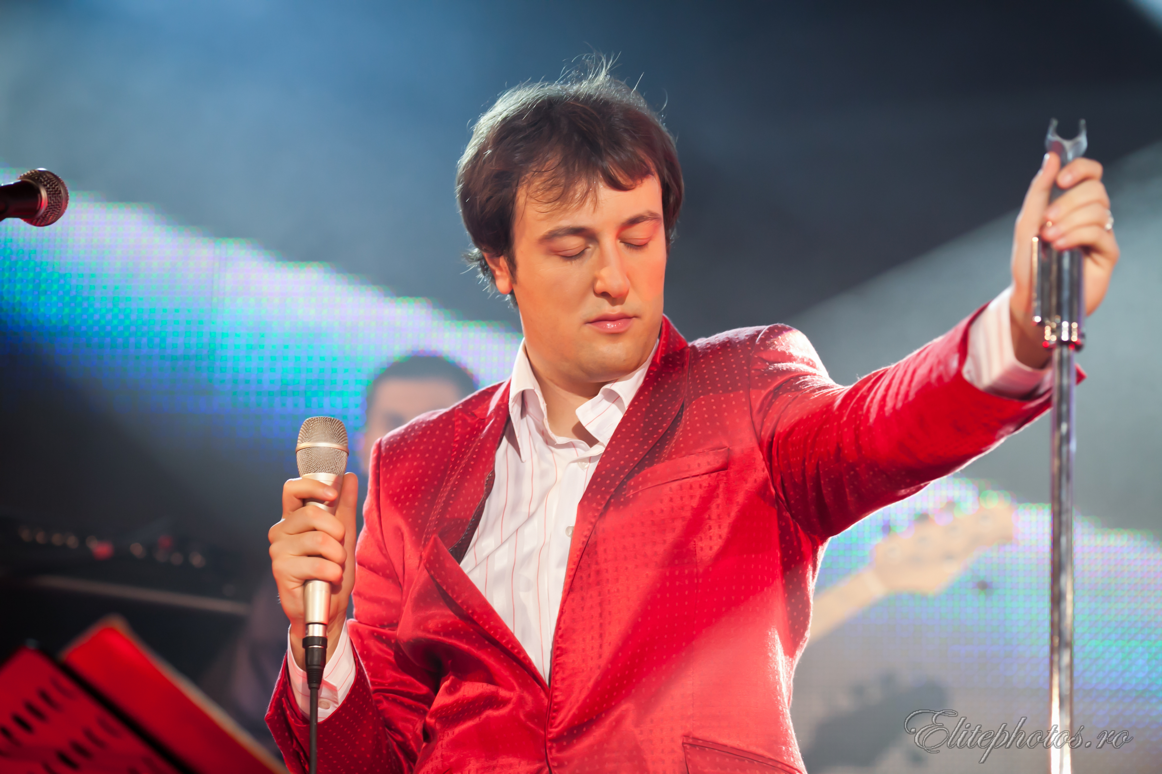Calin Geambasu pastreaza pe scena, in cadrul spectacolelor sale, microfonul Malinei Olinescu