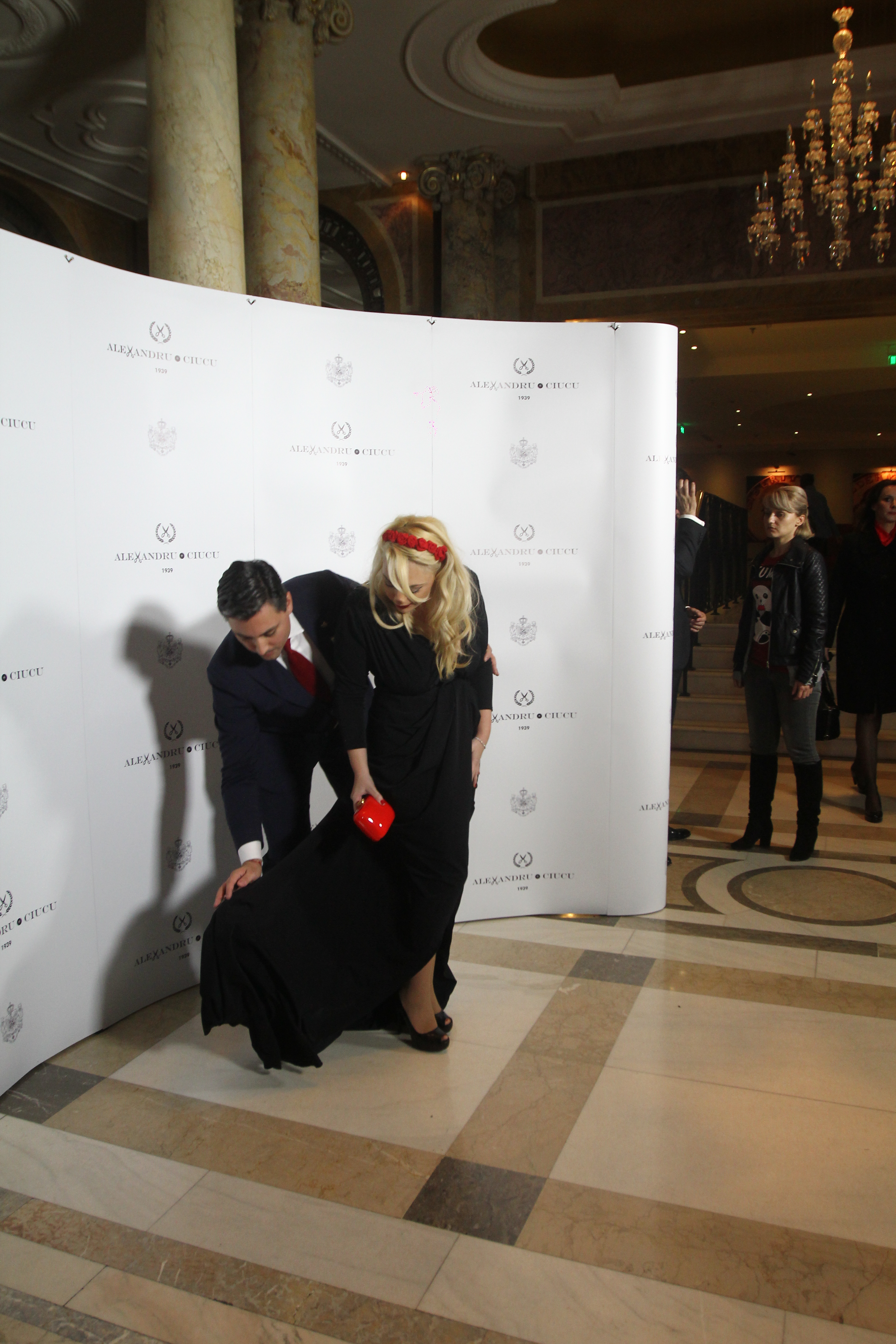 Ajutata de designer, Giulia Nahmany scapa de trena care i se incolacise pe picioare