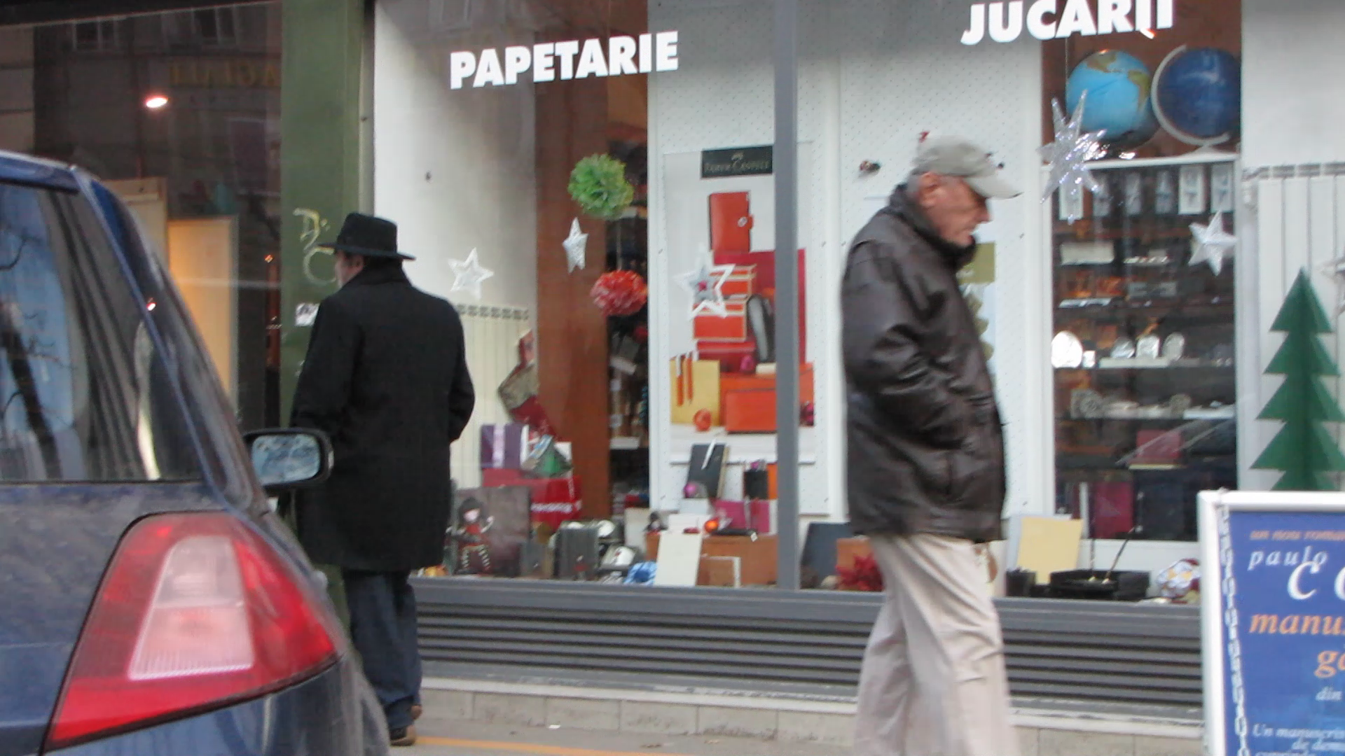 Jurnalistul isi da seama ca a trecut pe langa Almasan si se intoarce dupa ea