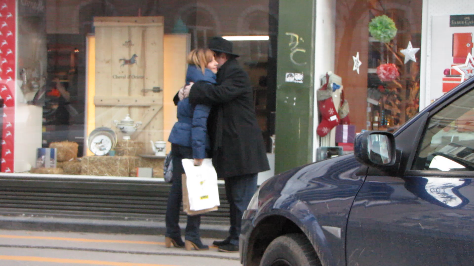 Barbatul o imbratiseaza cu patima pe vedeta tv