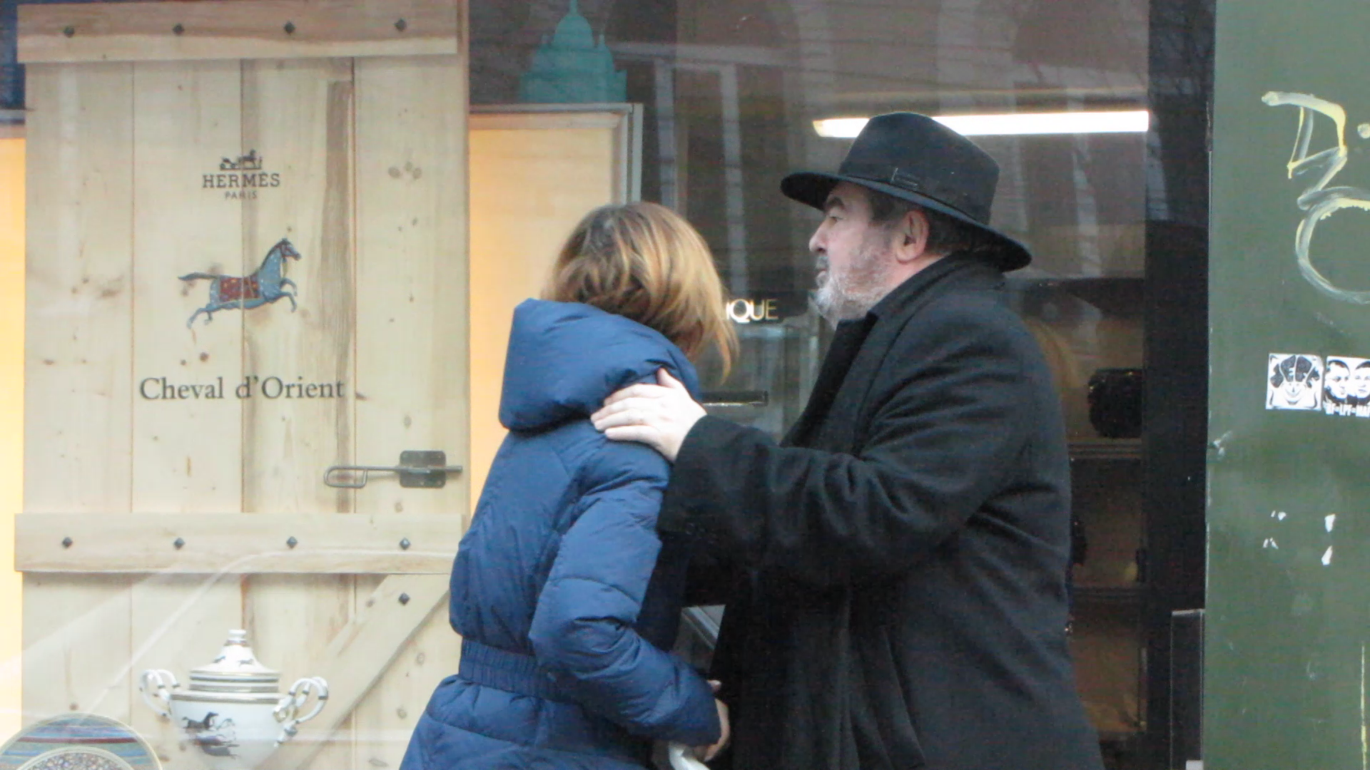 Femeia se zbate pana reuseste sa iasa din bratele jurnalistului