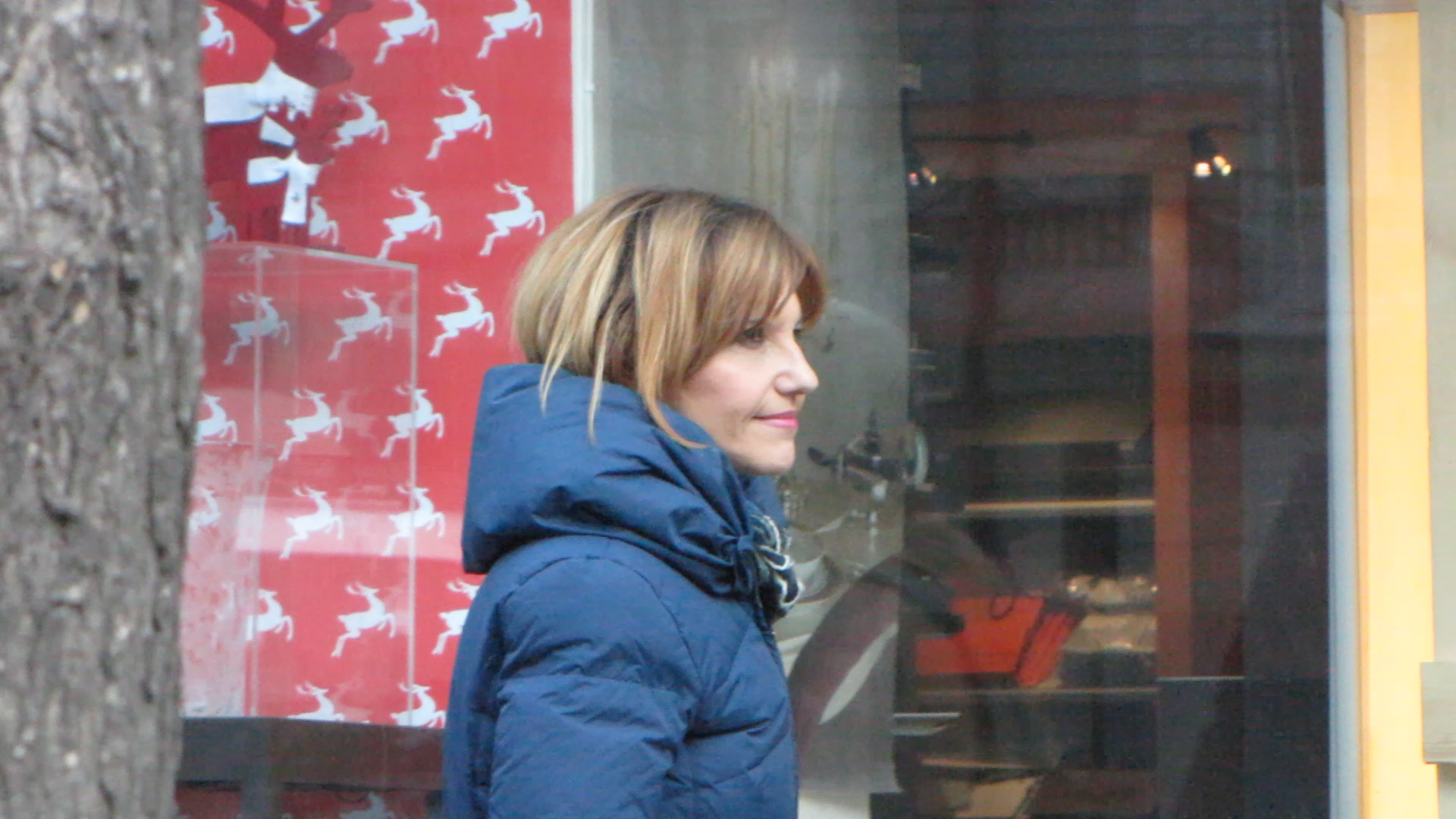 Cu o fata deloc prietenoasa, prezentatoarea tv incearca sa fie atenta la discutie