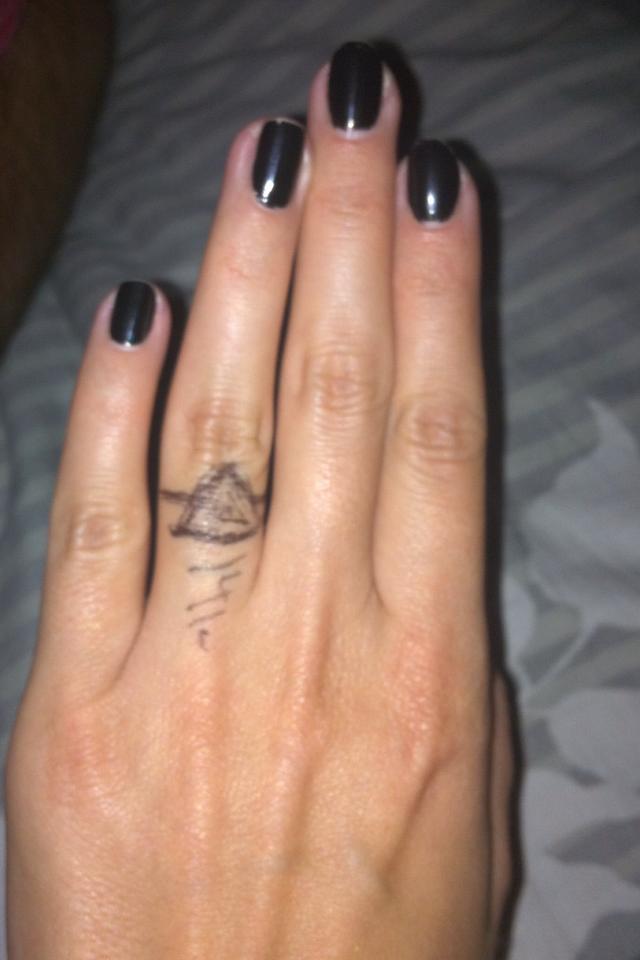 Sylvia se mândreşte cu inelul său cu diamante! A fost cerută de nevastă aşa repede?