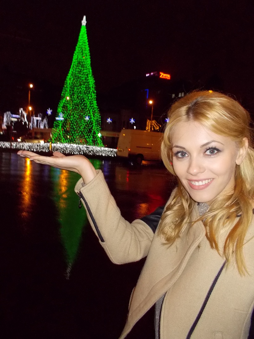 Andreea Ibacka s-a distrat copios în Piaţa Universităţii! Vezi cum s-a bucurat frumoasa blondină de luminiţe!