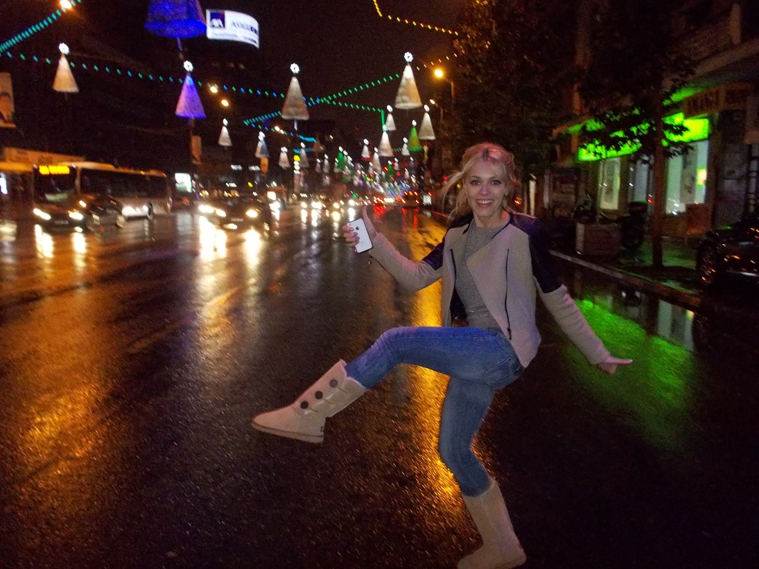 Andreea Ibacka s-a distrat copios în Piaţa Universităţii! Vezi cum s-a bucurat frumoasa blondină de luminiţe!