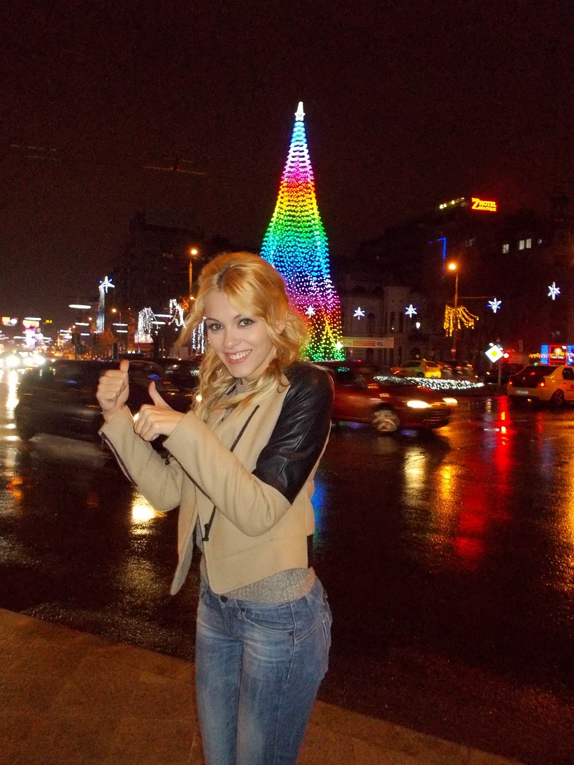 Andreea Ibacka s-a distrat copios în Piaţa Universităţii! Vezi cum s-a bucurat frumoasa blondină de luminiţe!