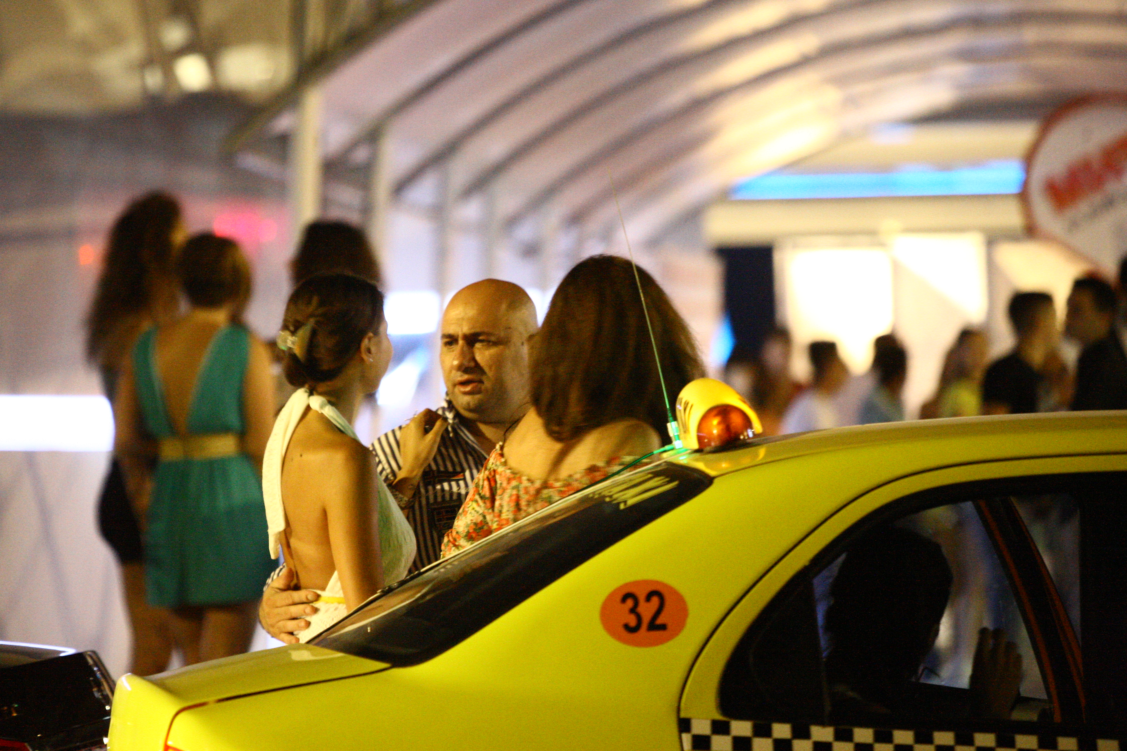 Burlac convins, Catalin se bucura din plin de prezenta femeilor, si cate doua o data