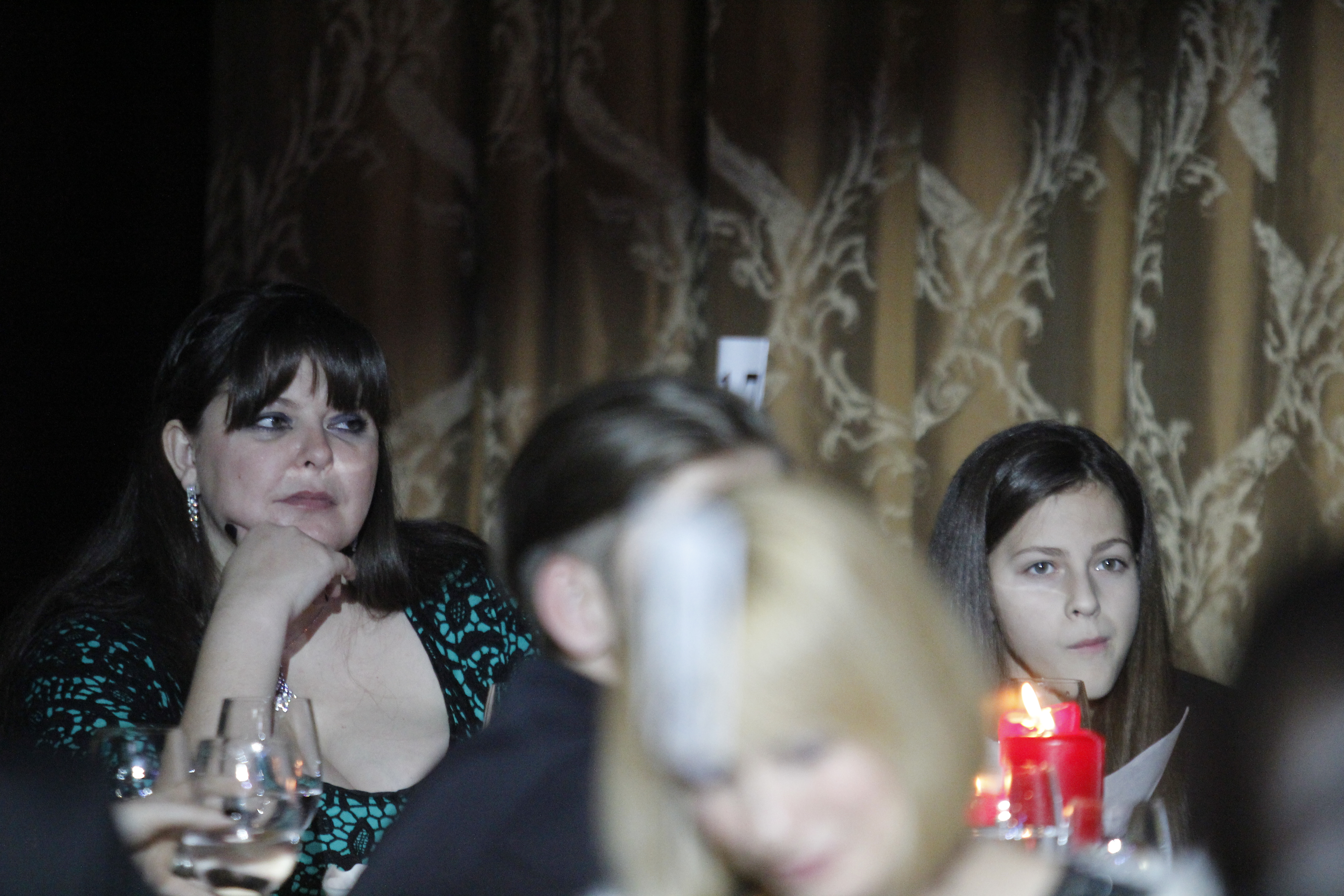 Insotita de fiica ei cea mare, Rita a stat retrasa la eveniment, fiind vizibil ingandurata