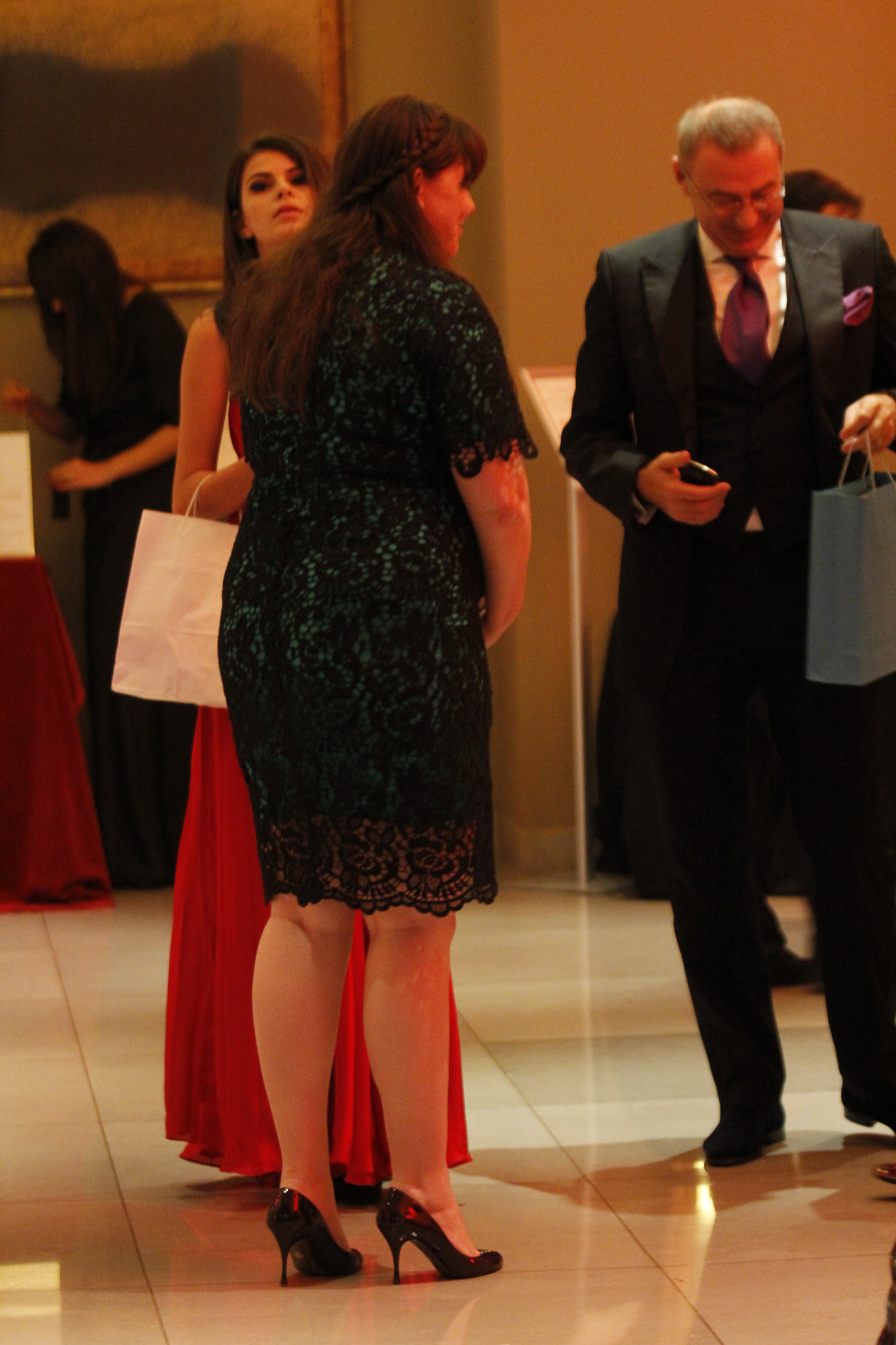 Satula sa stea tintuita pe un scaun, Rita a ai iesit pe hol de cateva ori, afisand rochia pe care a purtat-o anul trecut, la ziua ei