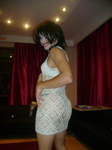 Alex a imbracat haine sexy de femeie, scotand la inaintare atuuri fizice pe care si femeile ar fi invidioase