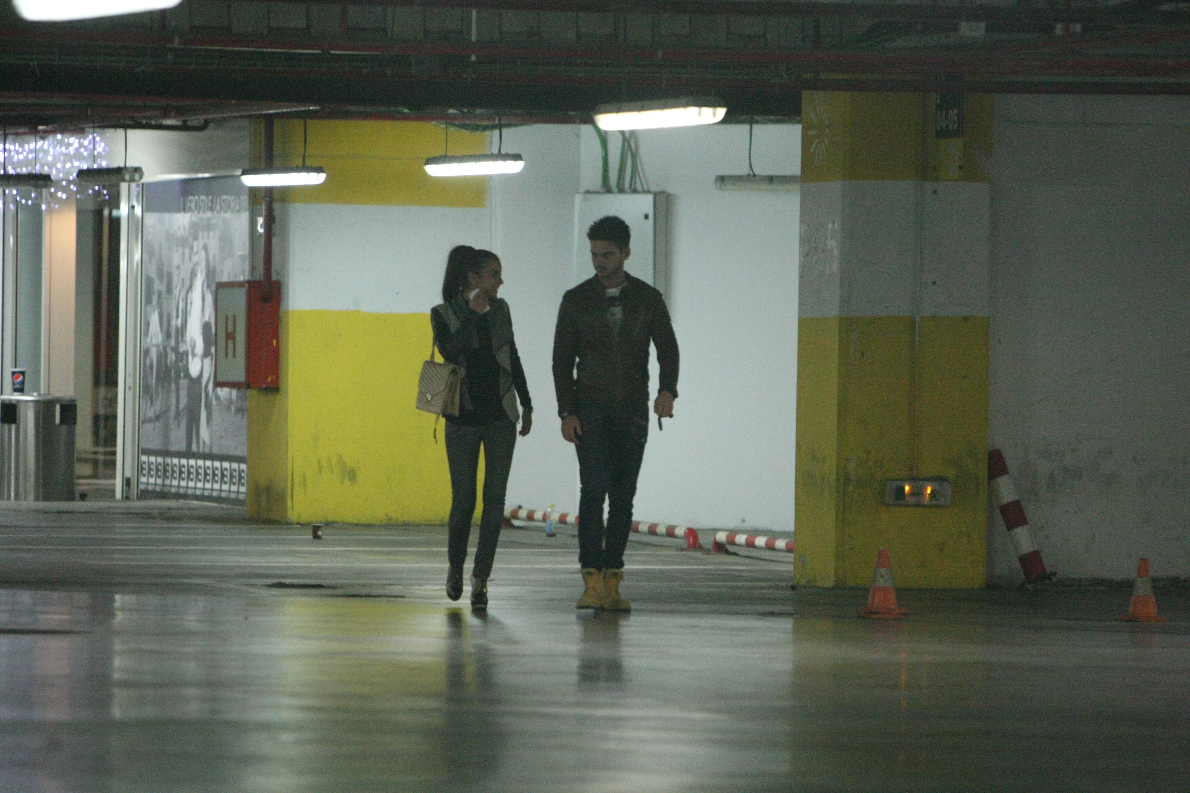 In timp ce ctorul fierbe de nervi, iubita lui ii zambeste languros incercand sa-l binedispuna