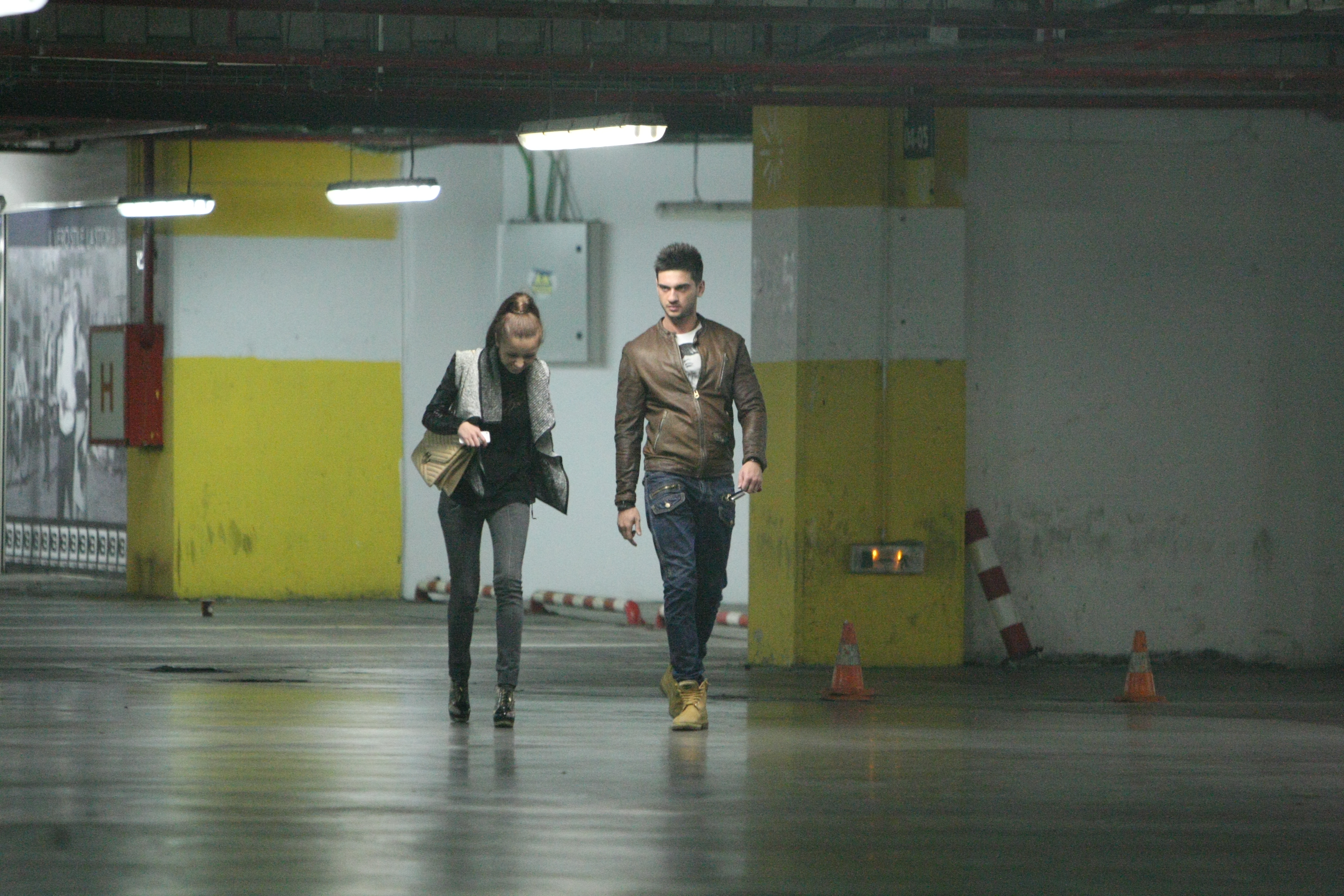 Tanara nu-si poate stapani rasul, in ciuda faptului ca actorul nu intra deloc in atmosfera creata