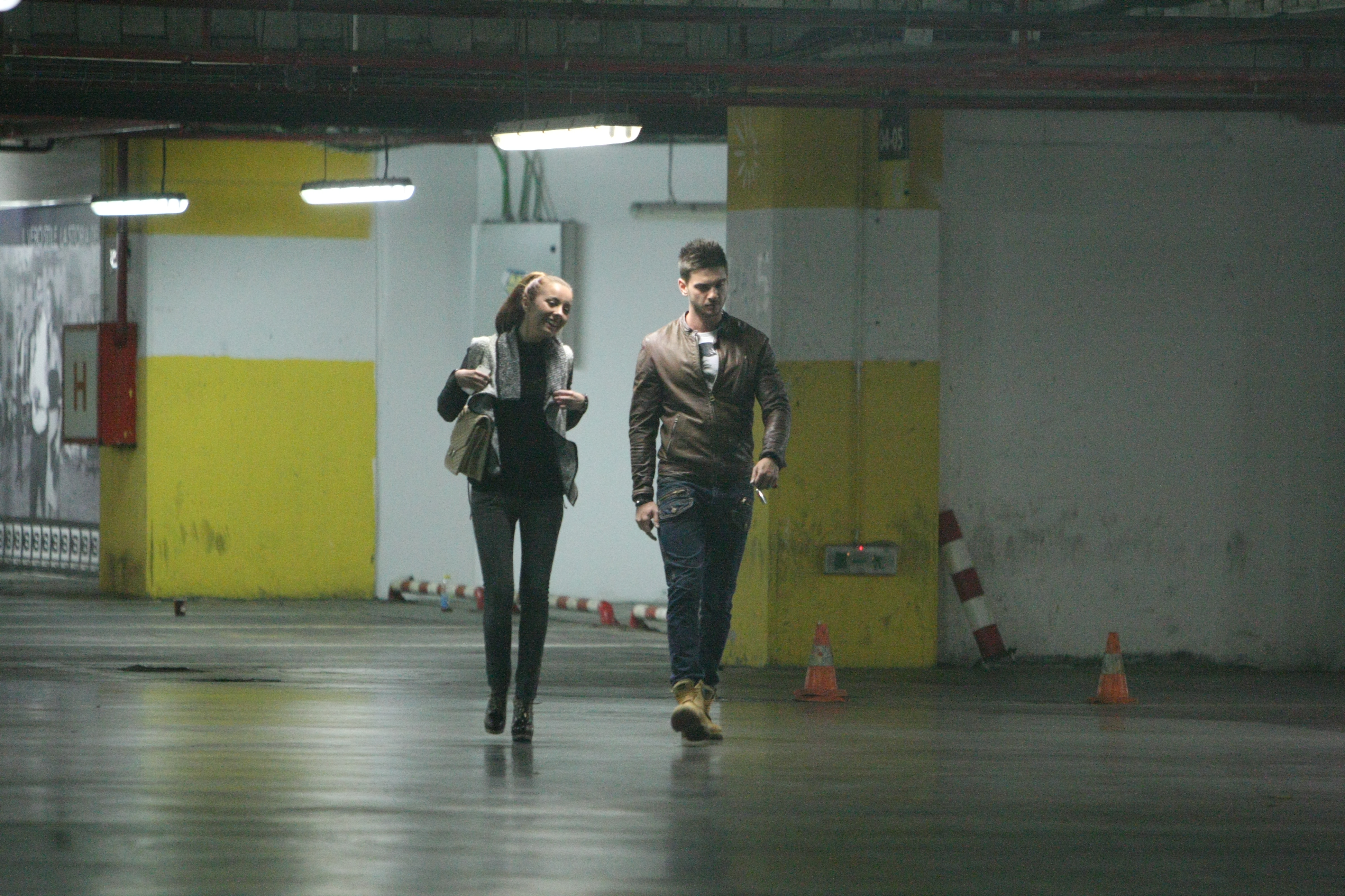 Dorian incearca sa-si ignore iubita, care nu se opreste din ras