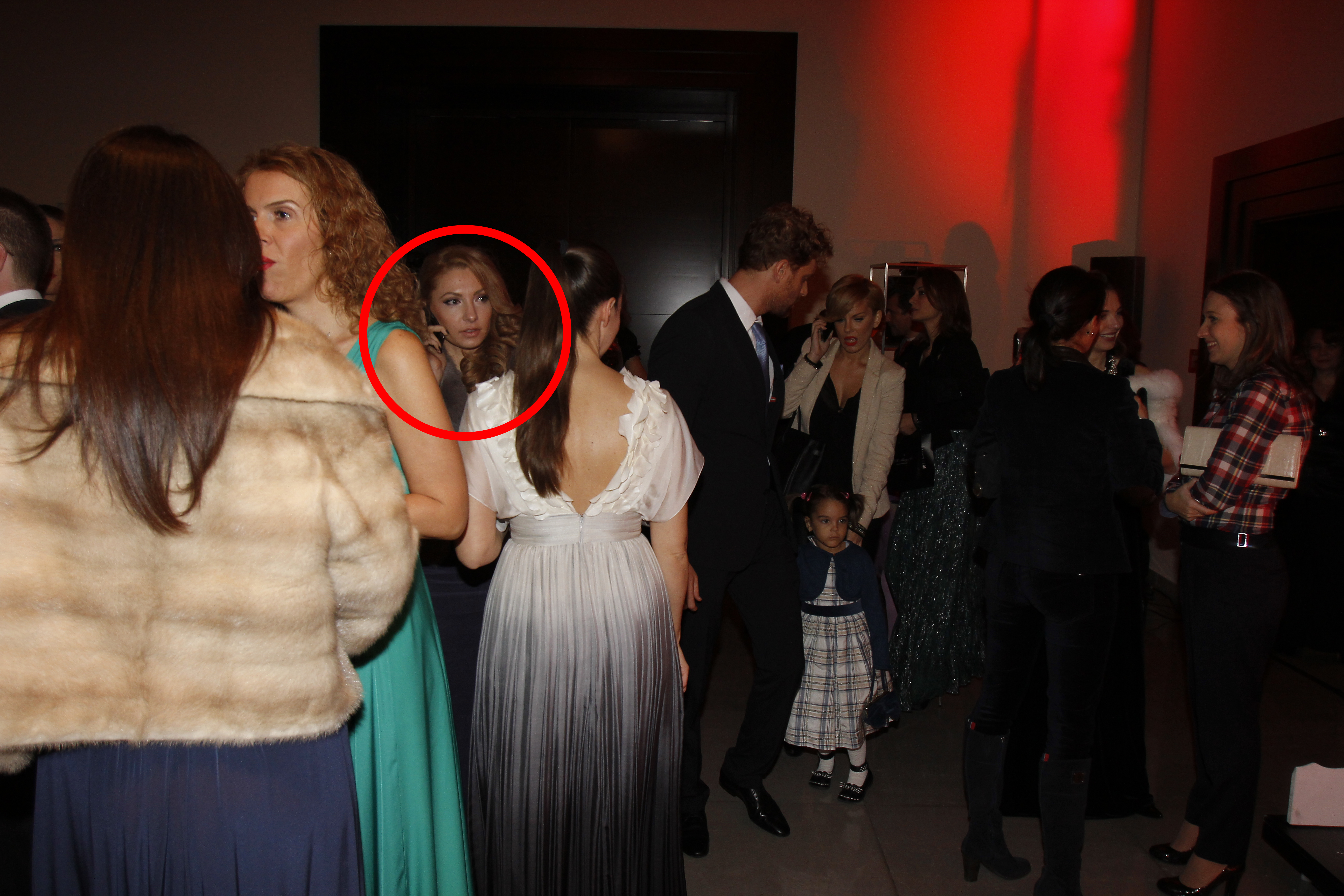 Mirela s-a intors imediat cand i-a vazut pe cei doi, aratandu-se preocupata de o discutie telefonica