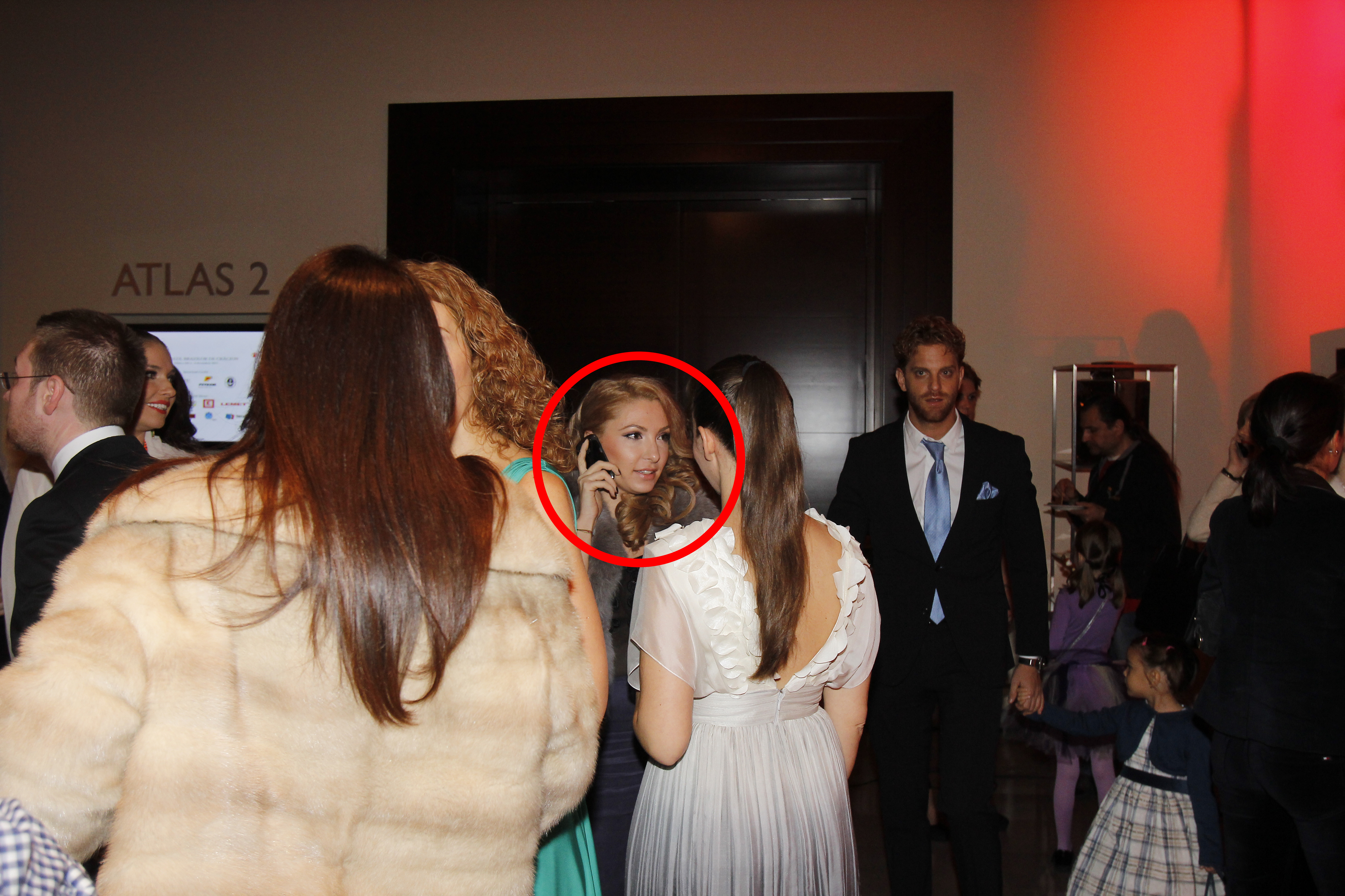 Ilan si Alina au rtecut in pas grabit pe langa Mirela, pentru a evita o situatie delicata