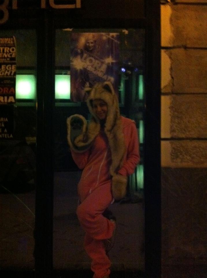 Artista Lora înfruntă gerul în stil propriu şi personal! Uite ce simpatic s-a costumat blondina, ca să nu îngheţe!