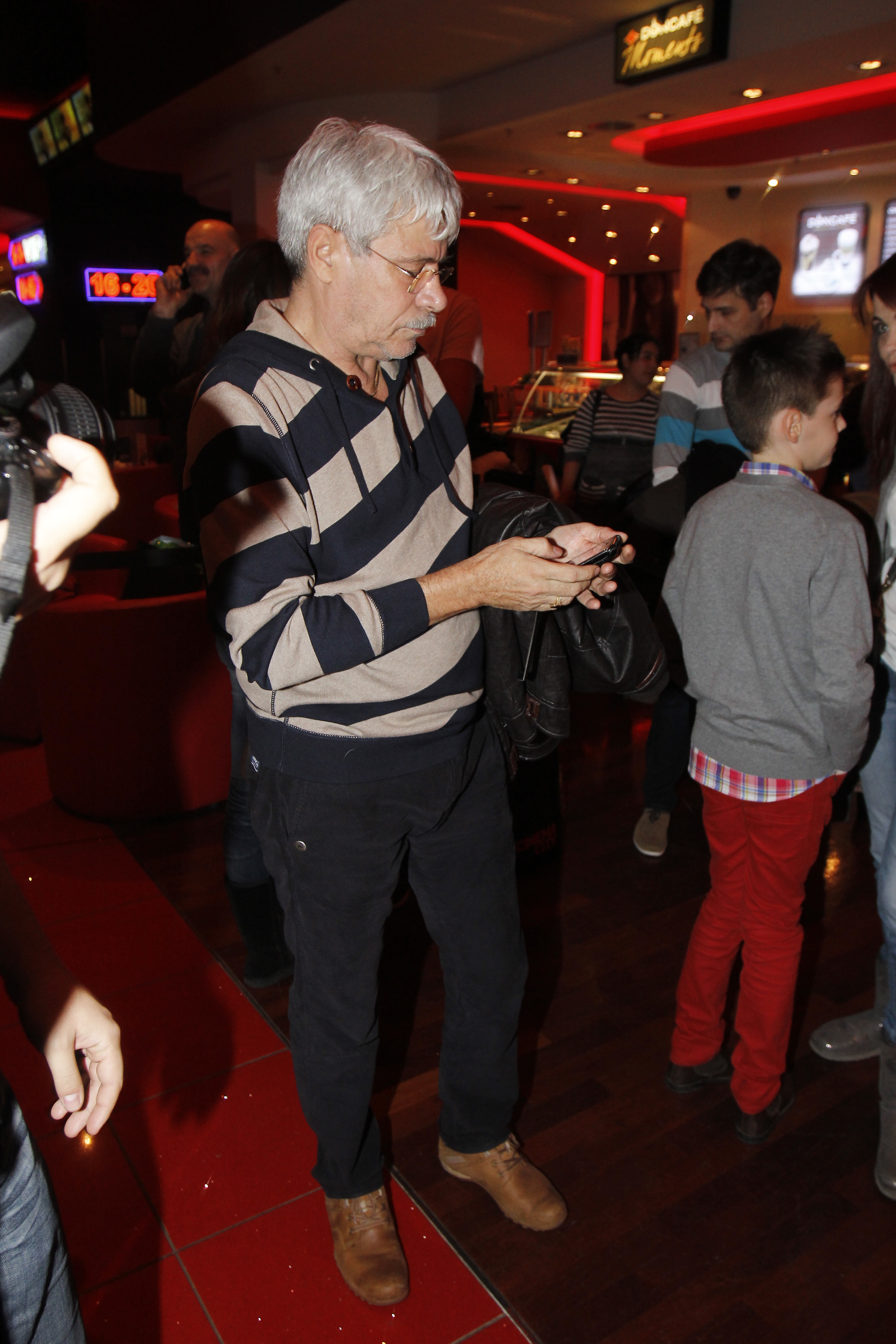 Actorul Gheorghe Visu a vrut sa fie in trend cu ceilalti invitati asa ca a imbracat o pereche de jeansi inchisa la culoare