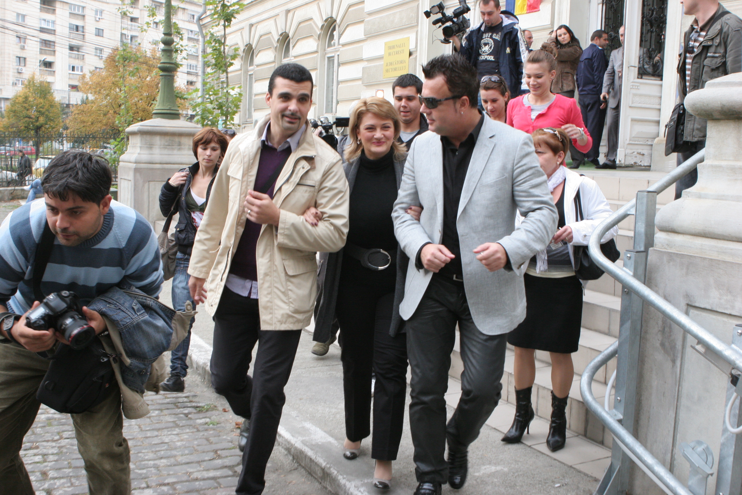 Adrian Enache a divortat de Corina in toamna anului 2009, insa au continuat sa pastreze o relatie apropiata, iar solistul ramane si acum sa doarma la ea