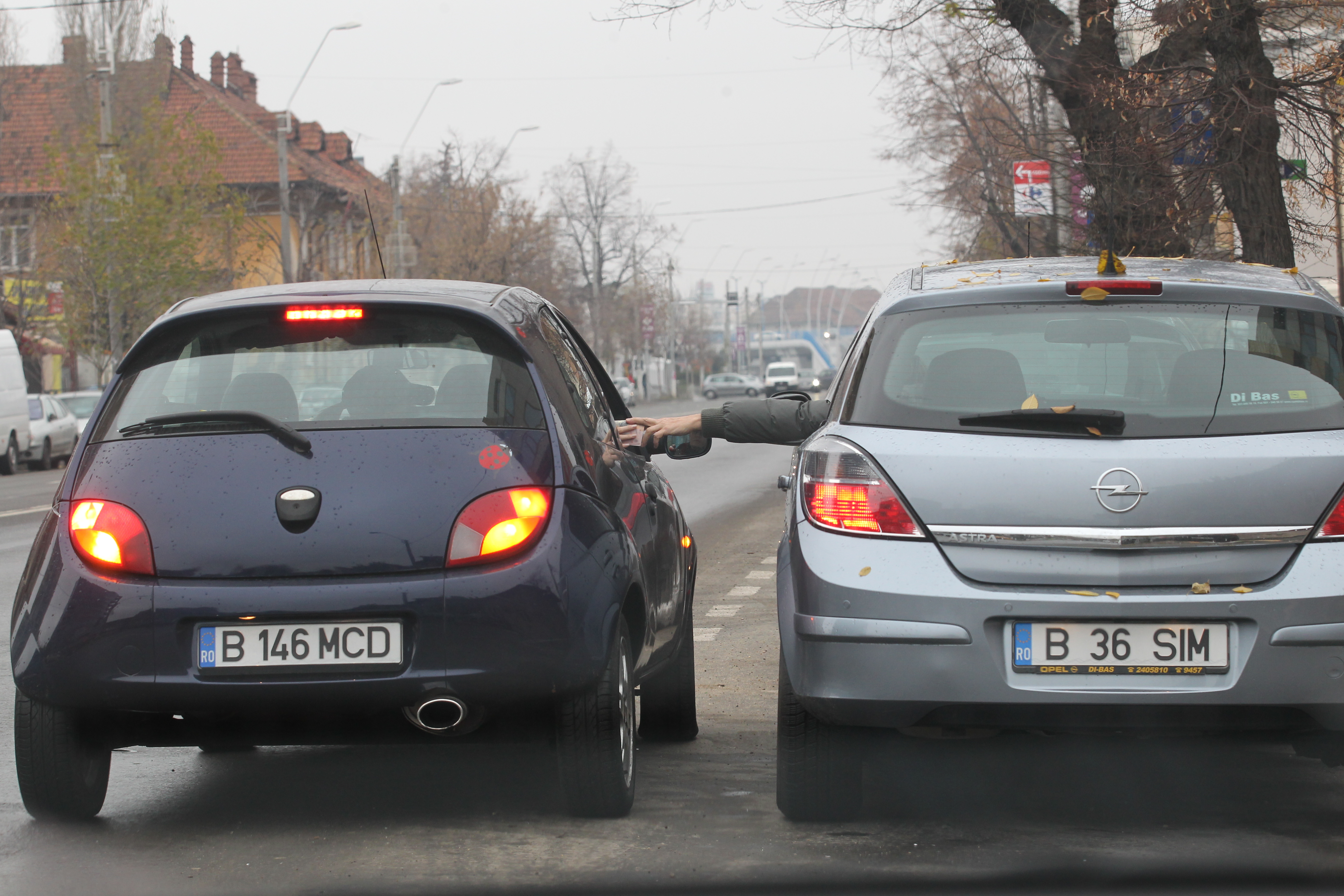 Fata ia banii din mana cantaretului