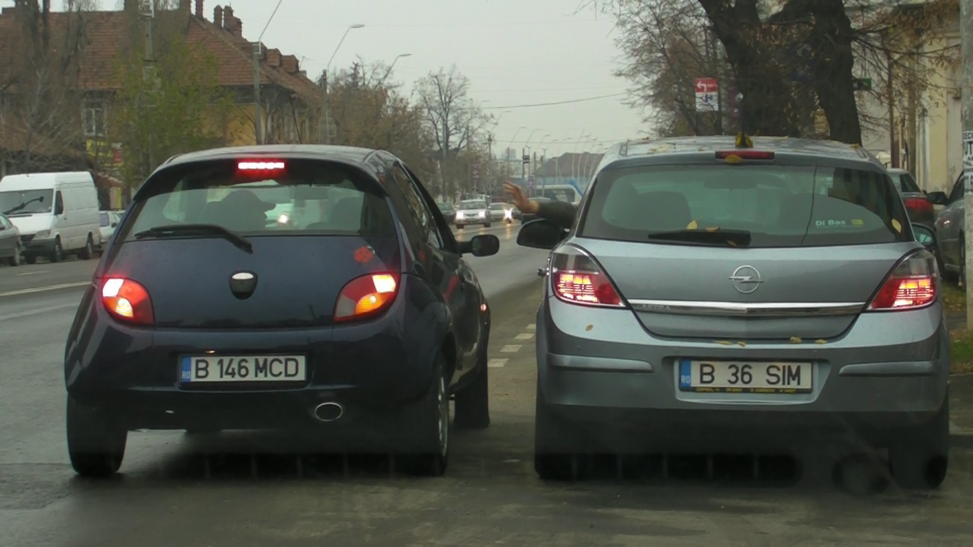 Mihai Constantinescu arunca o moneda prin cele doua geamuri deschise