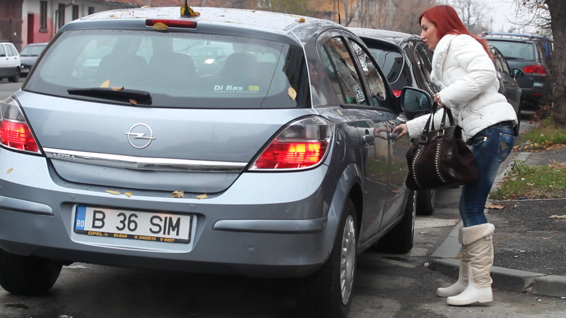 Nici nu a scapat bine de fata pe care o platise, ca in masina artistului urca o alta
