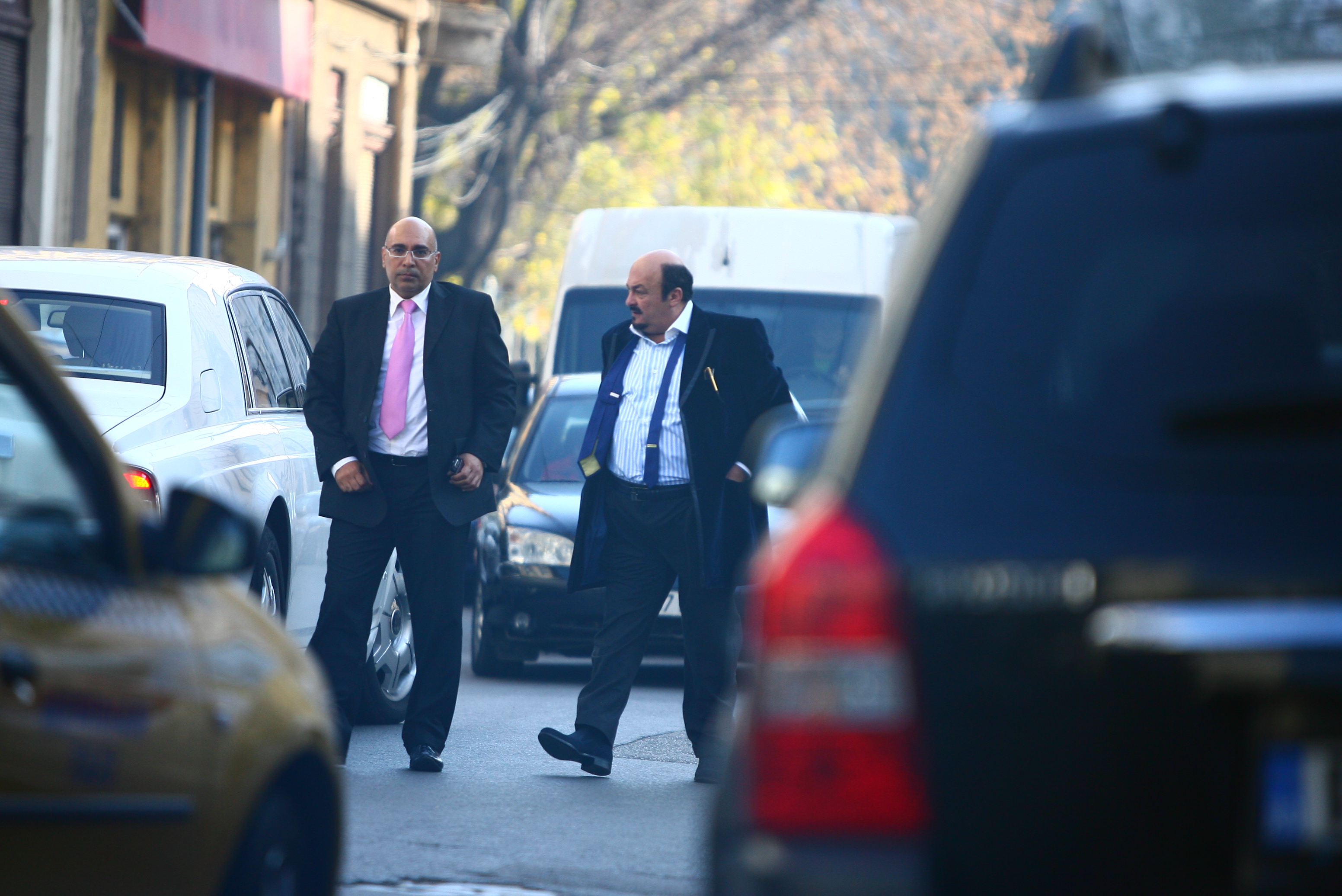 Barbatul este in permanenta insotit de vreun sofer sau un bodyguard