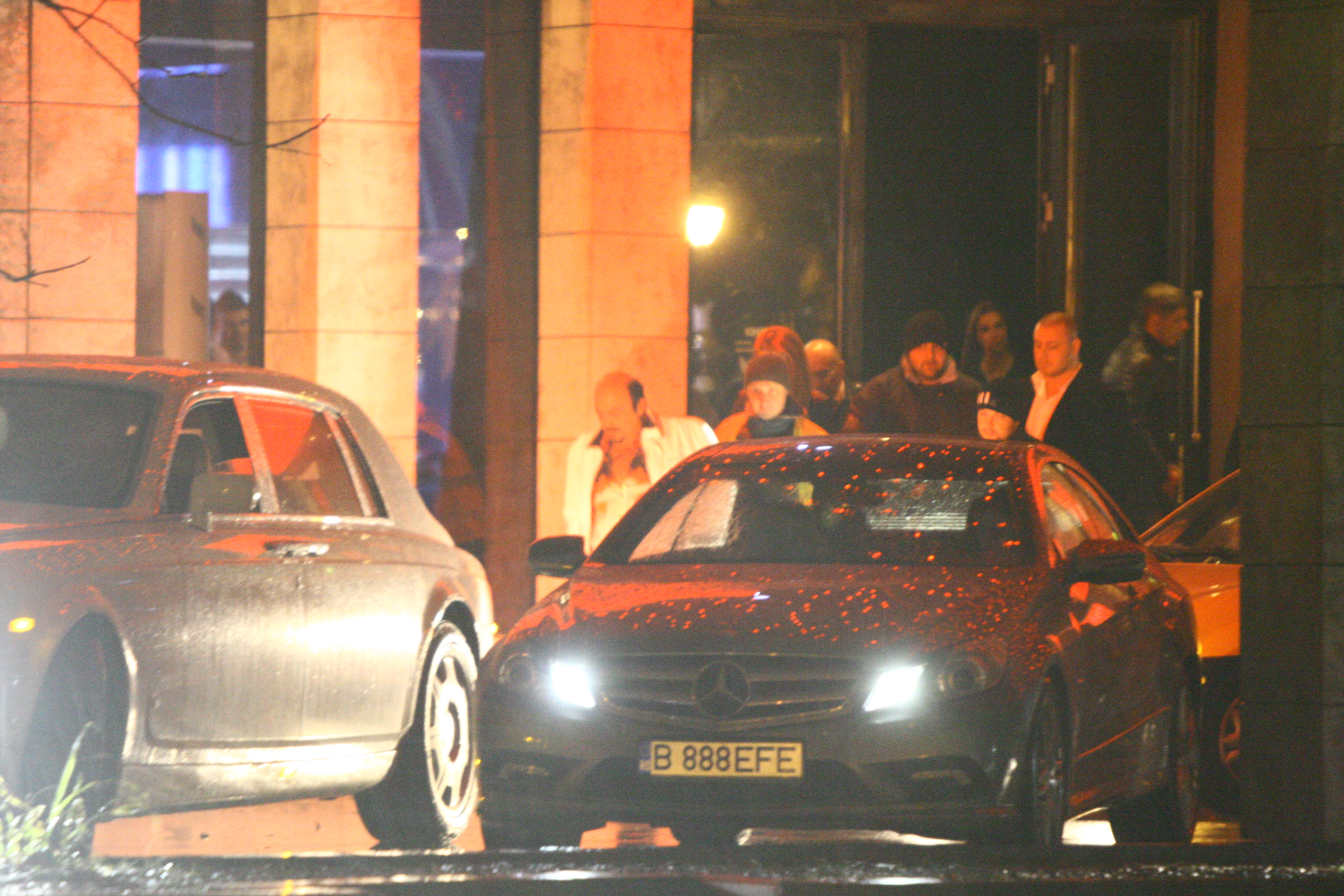 Consulul iese din club, cu un intreg alai...de la fete frumoase, soferi, pana la bodyguarzi