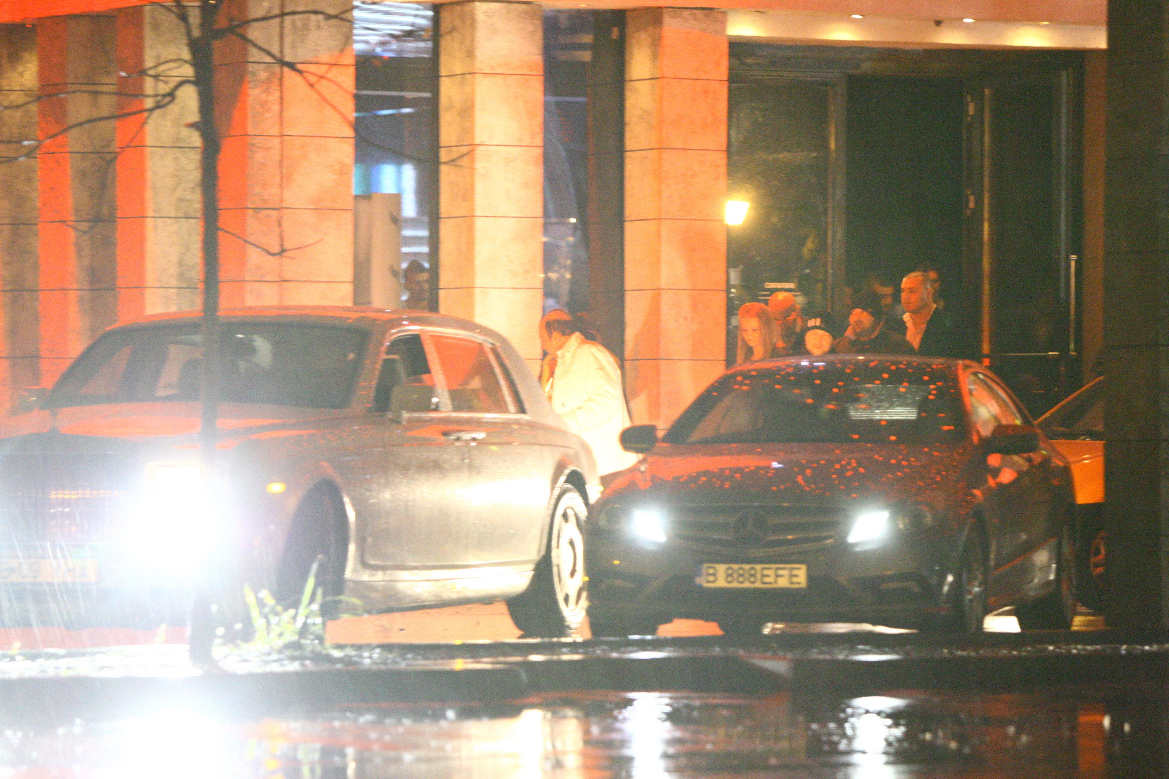 Din cauza ploii abundente, egipteanul si-a parcat limuzina de lux chiar la iesirea clubului