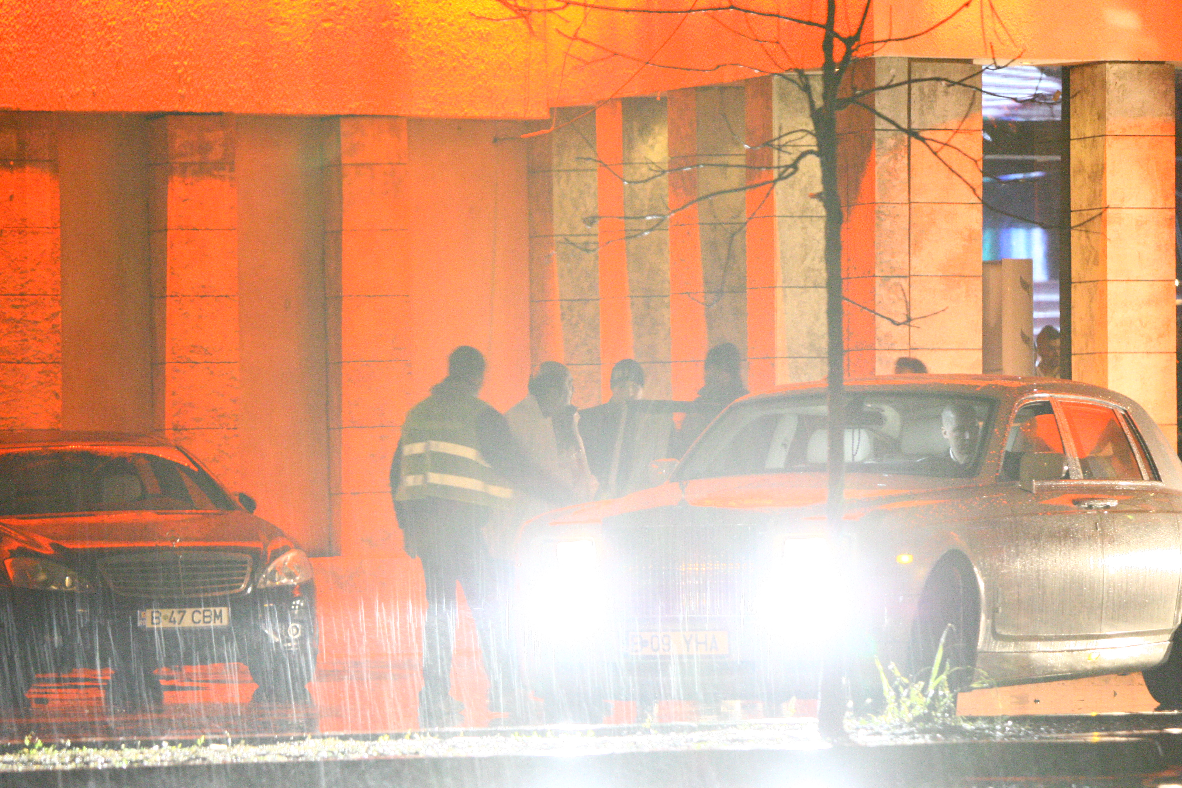 Trei dintre parcangii il ajuta pe Yasshar Hassan sa urce in masina