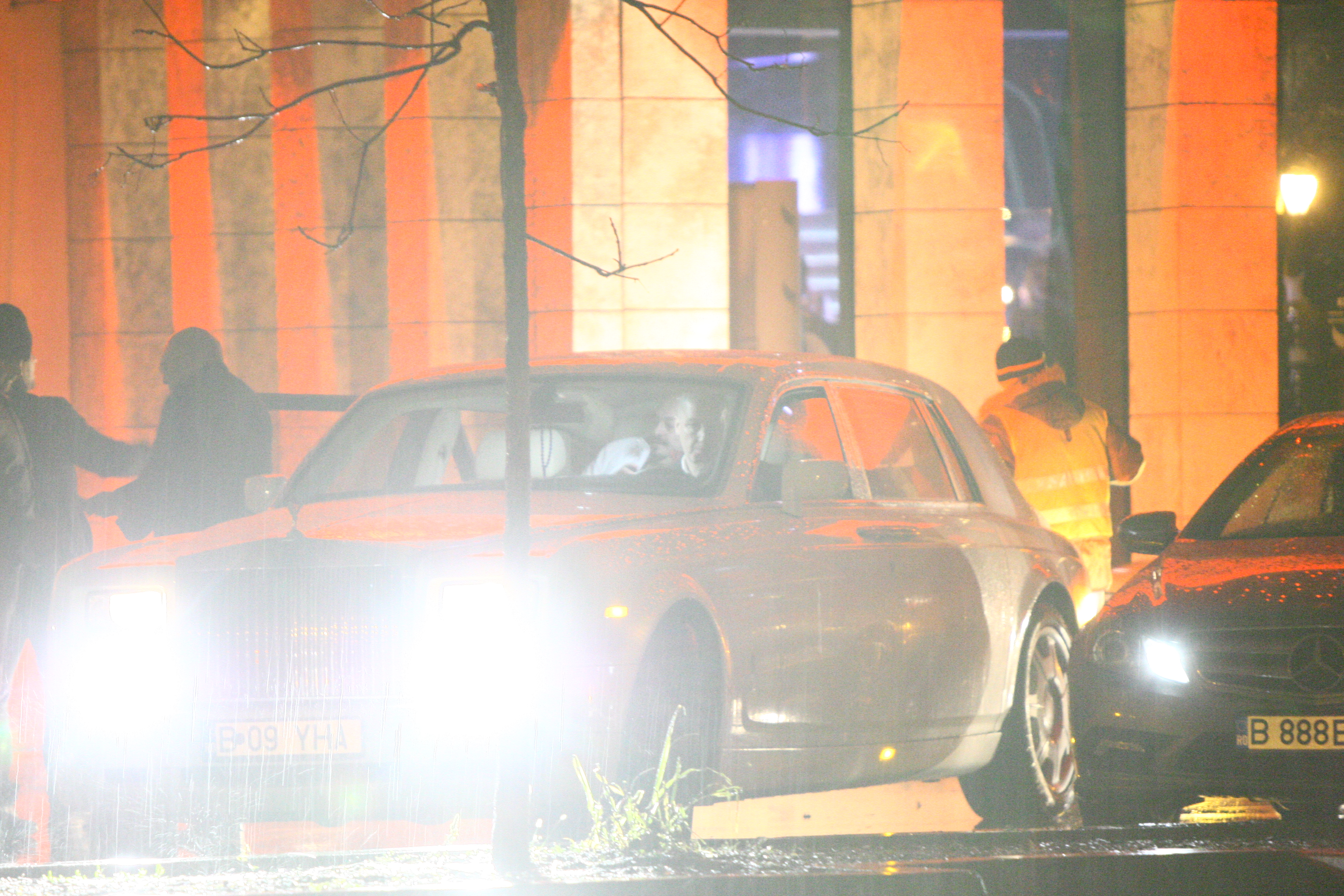 Egipteanul urca pe bancheta din spate, alaturi de una ditre domnisoarele care-l insotea