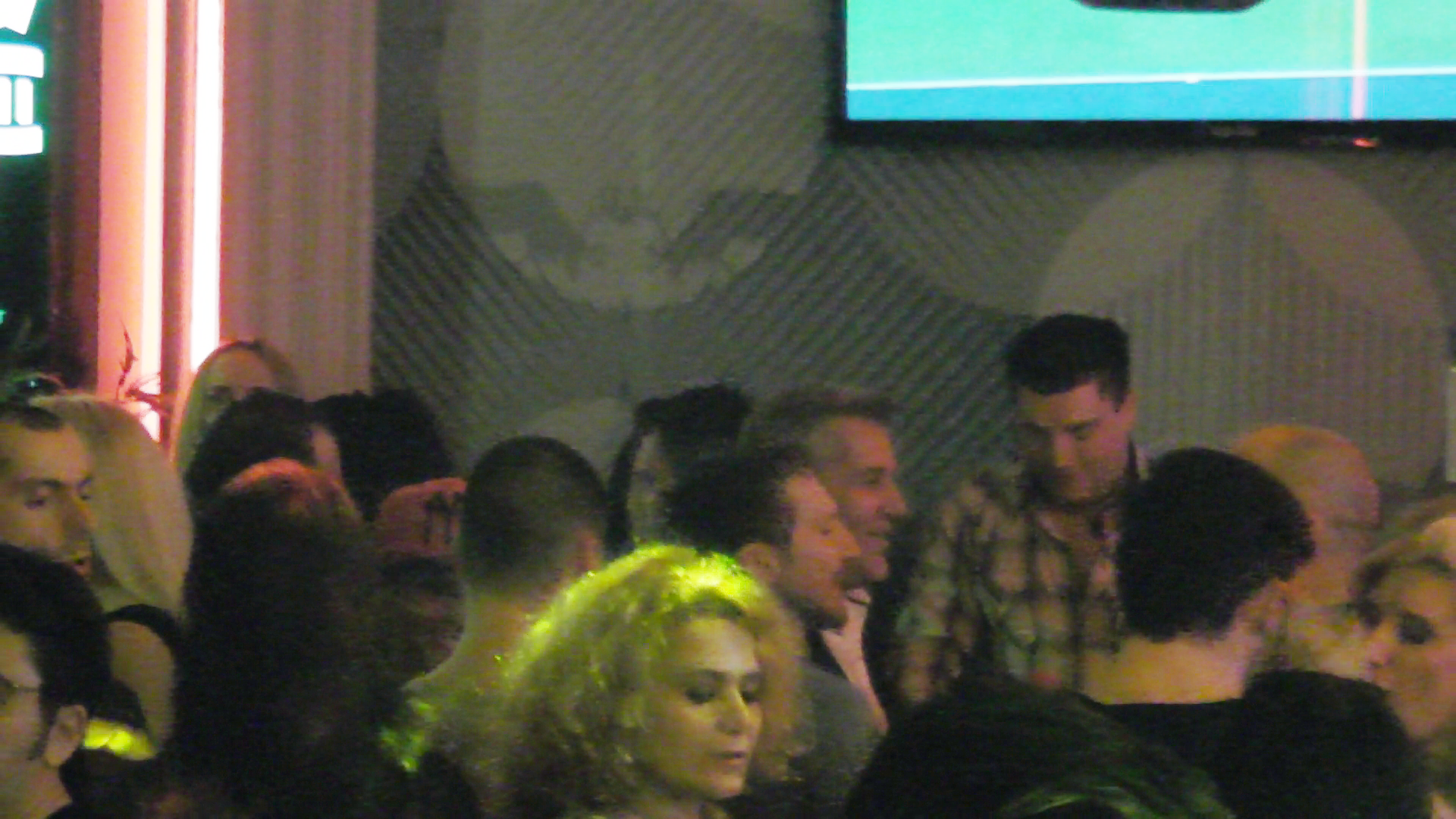 Artistul s-a distrat pe cinste alaturi de gasca lui