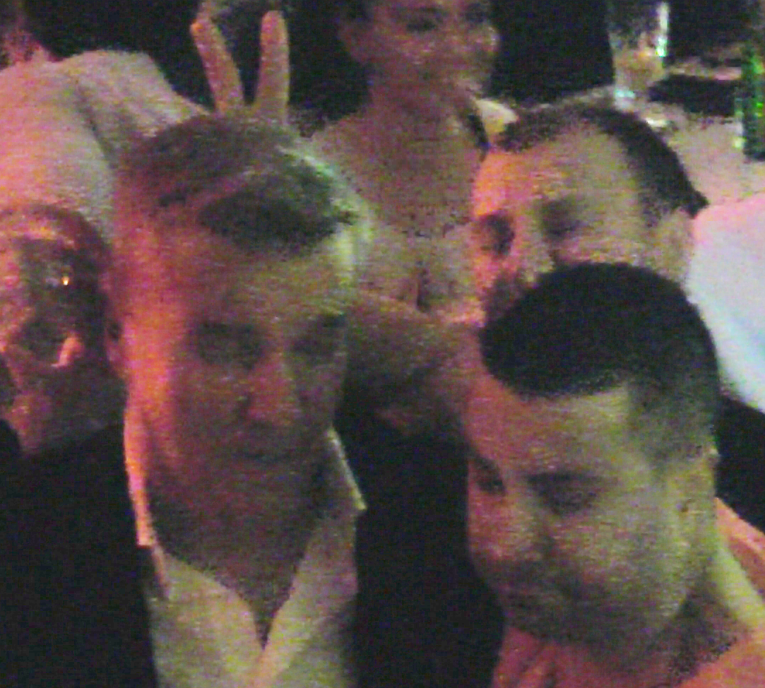 Fanii petrecareti i-au pus coarne cand a stat la poze