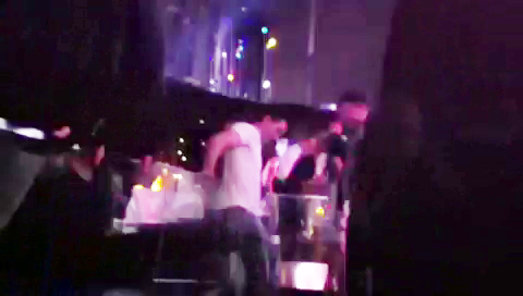 Cei doi sunt atat de euforici incat nu-si dau seama ca pot cadea cat de curand in penibil