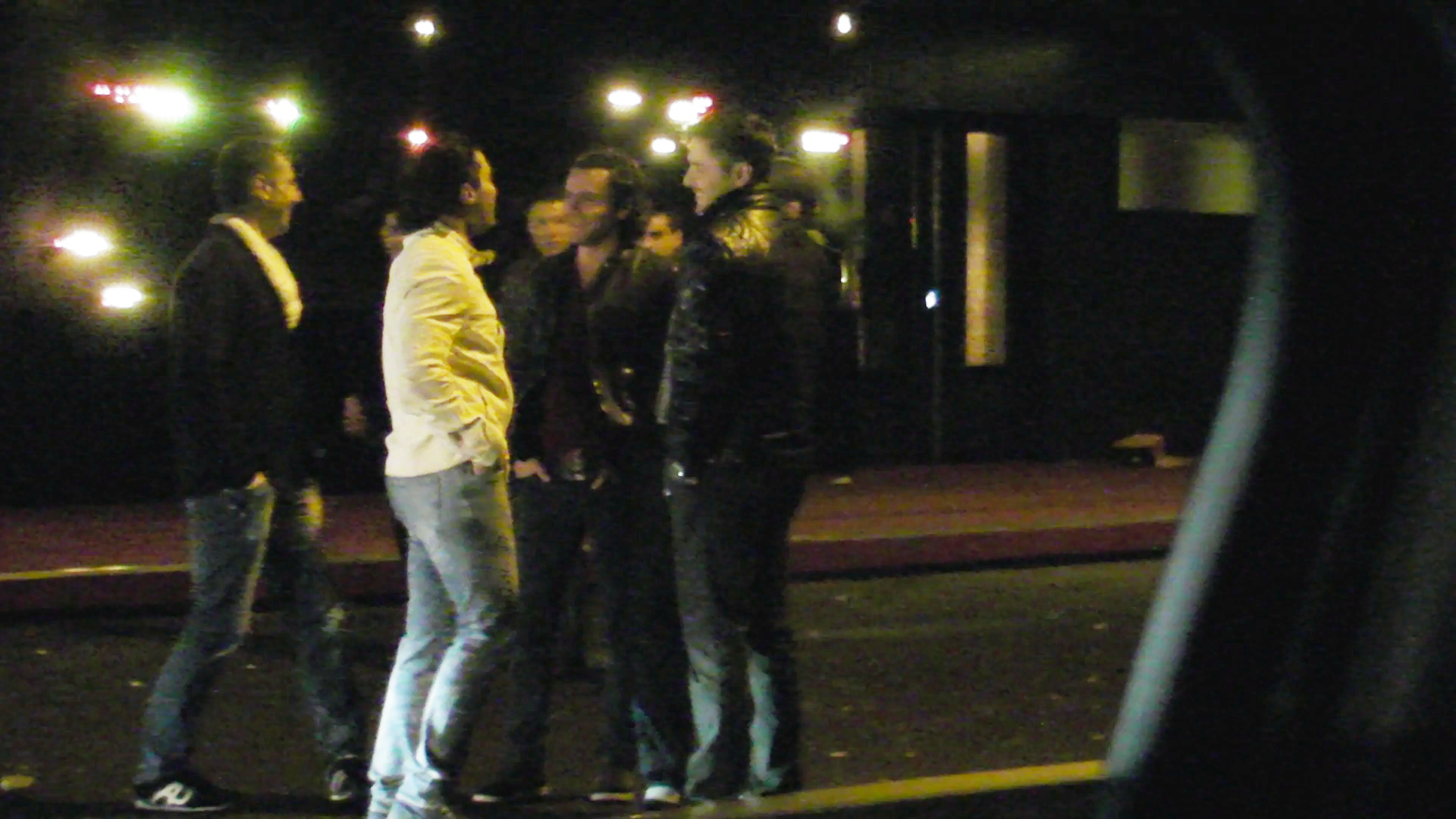 Tinerii nu au vrut sa incheie petrecerea asa de devreme, discutand in fata clubului unde urmeaza sa continue distractia