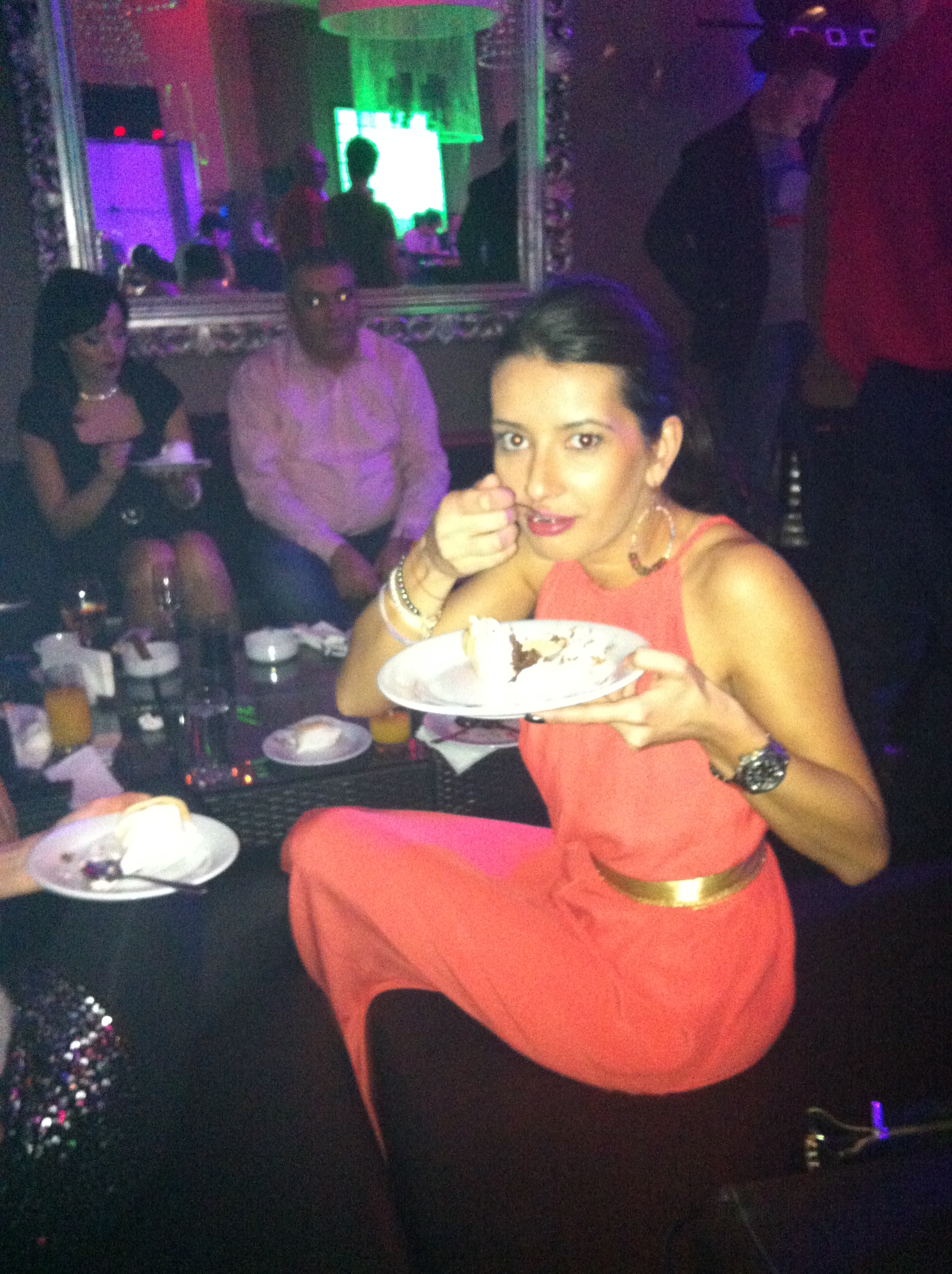 Dj Harra nu-şi face griji de siluetă! Uite cum bruneta papa tot din farfurie, fără nicio grijă!