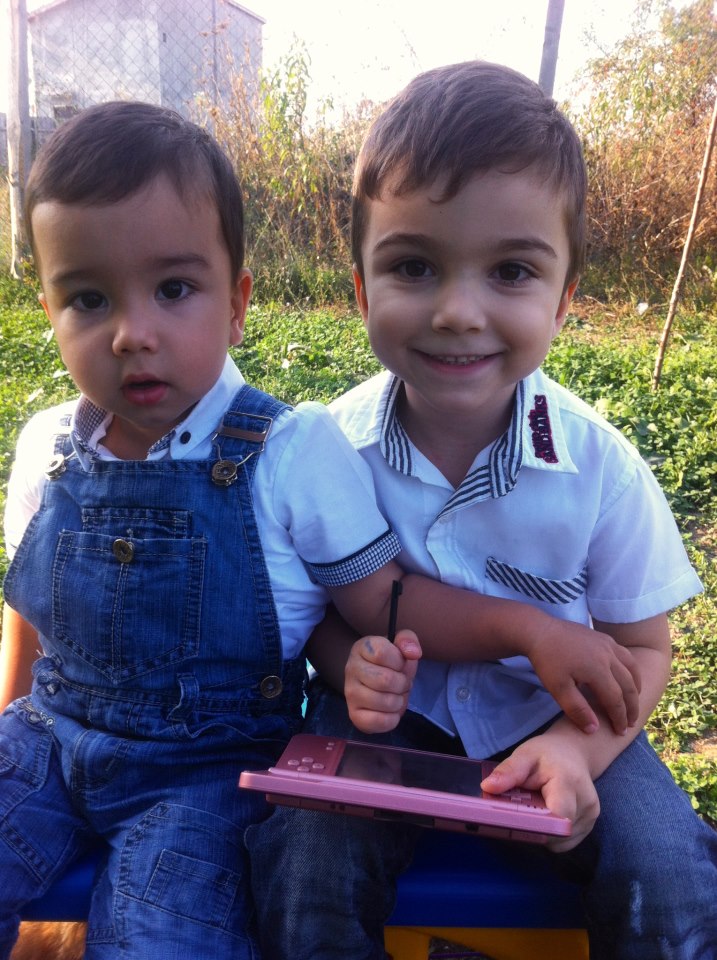 Cand sunt acasa, Maximus si Eduard se joaca impreuna ca doi frati