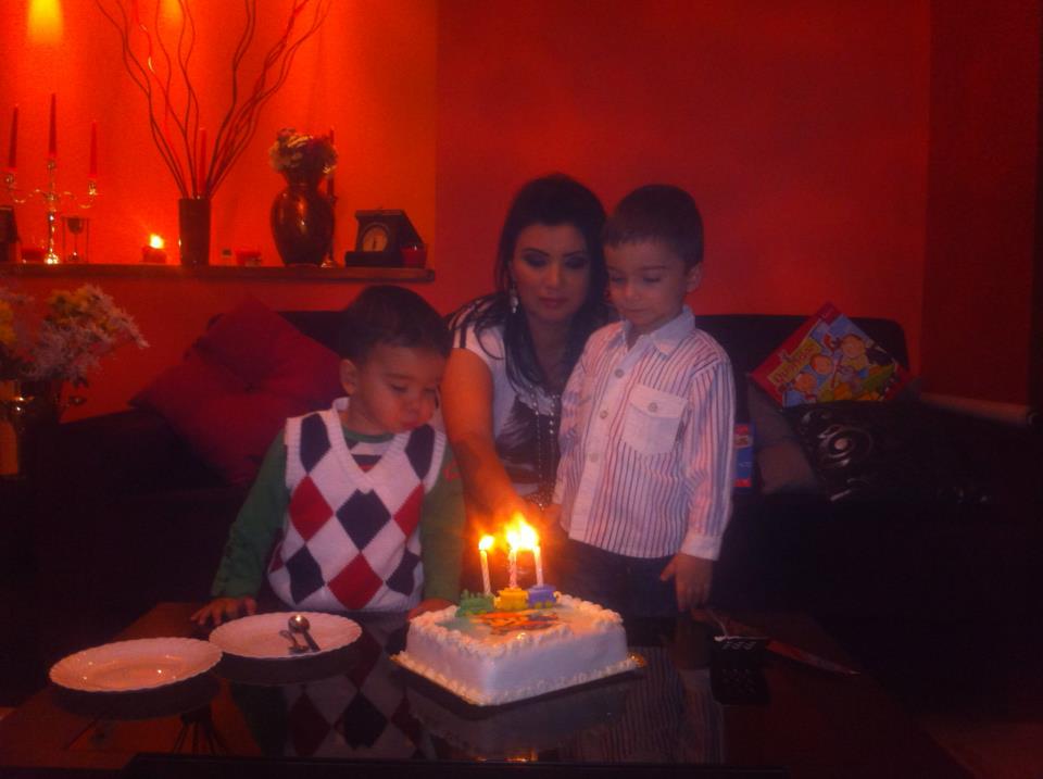 Adriana Bahmuteanu organizeaza petreceri, cu tort si invitati, de ziua copiilor ei