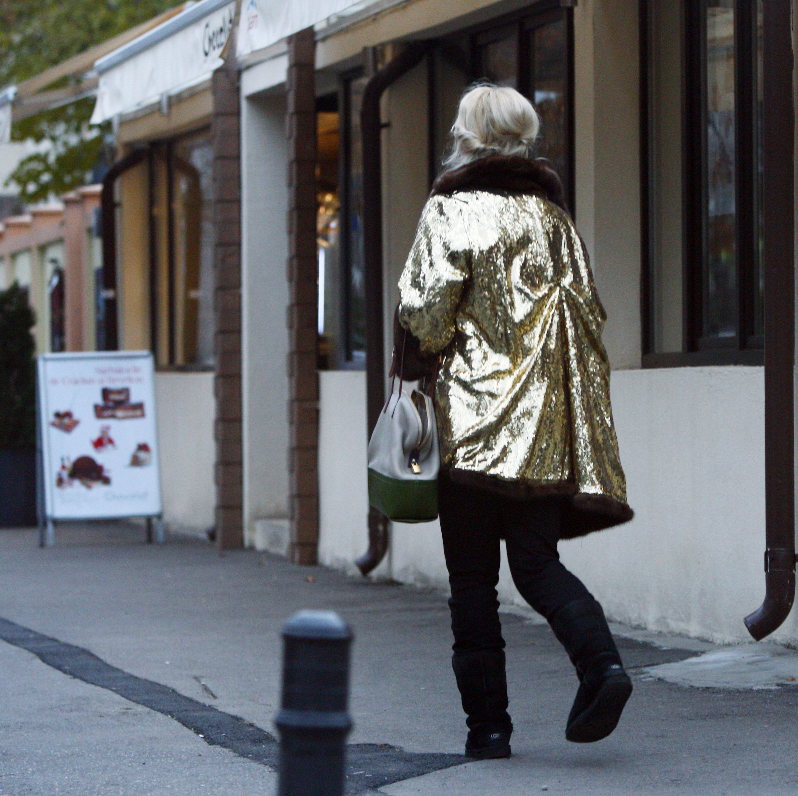 Dupa despartire, Vica isi aminteste ca nu i-a spus tot prietenei ei si se intoarce