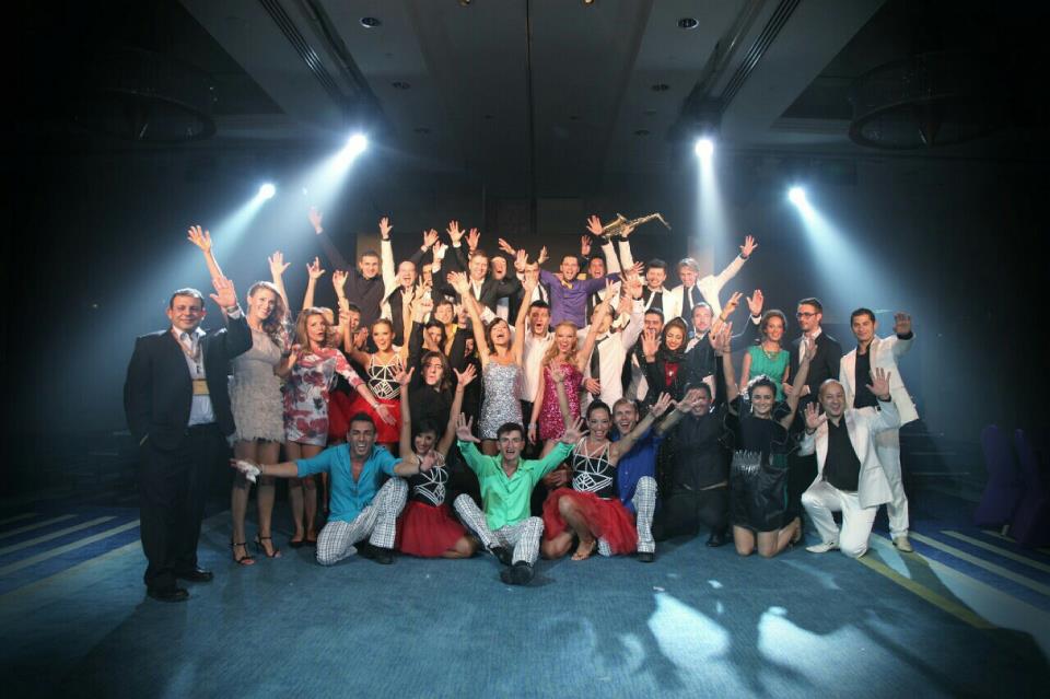 Calin Geambasu s-a fotografiat alaturi de cei 26 de artisti care fac parte din 