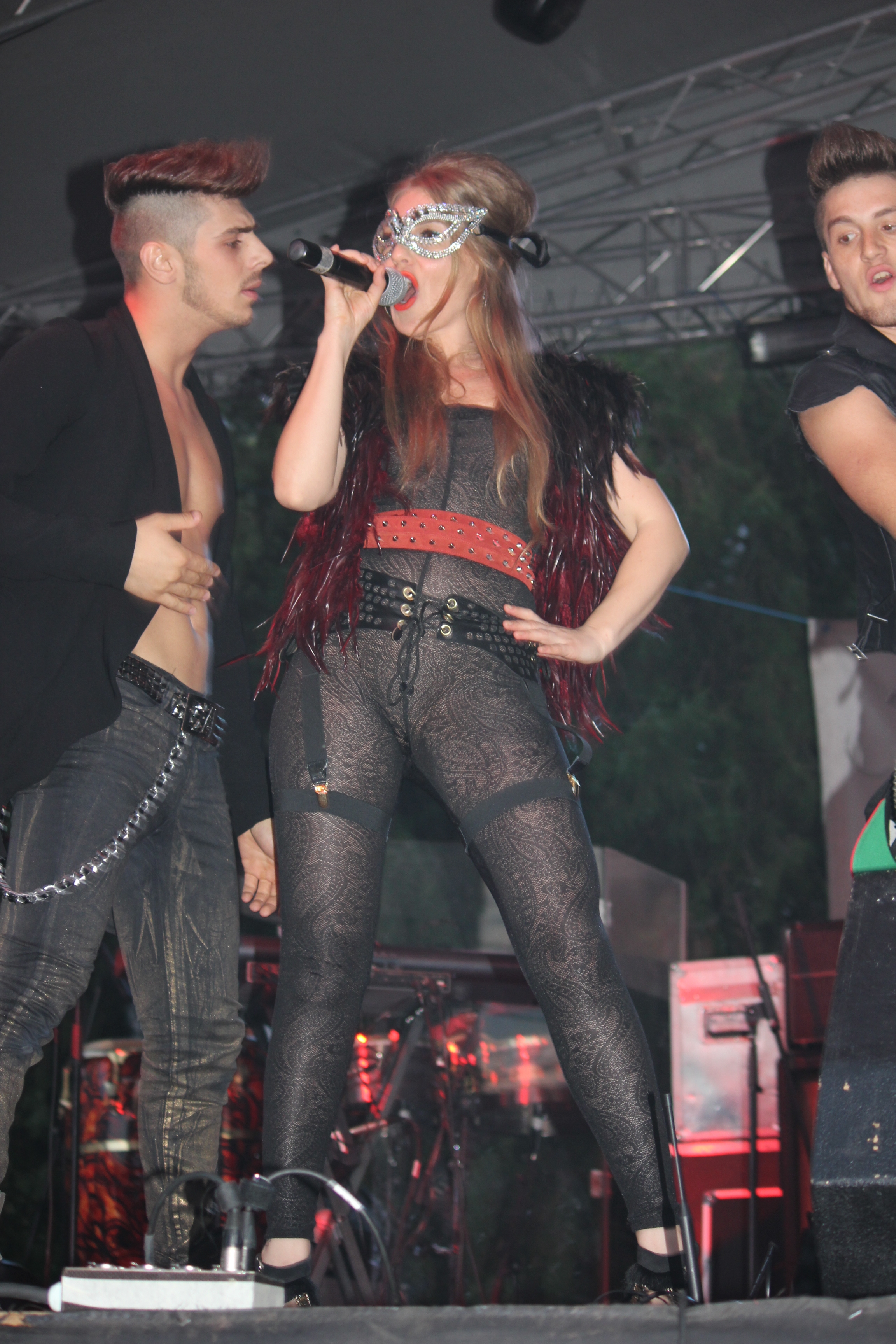 Corina Bud este apolitica, insa nu a deranjat-o sa cante in aceasta perioada electorala