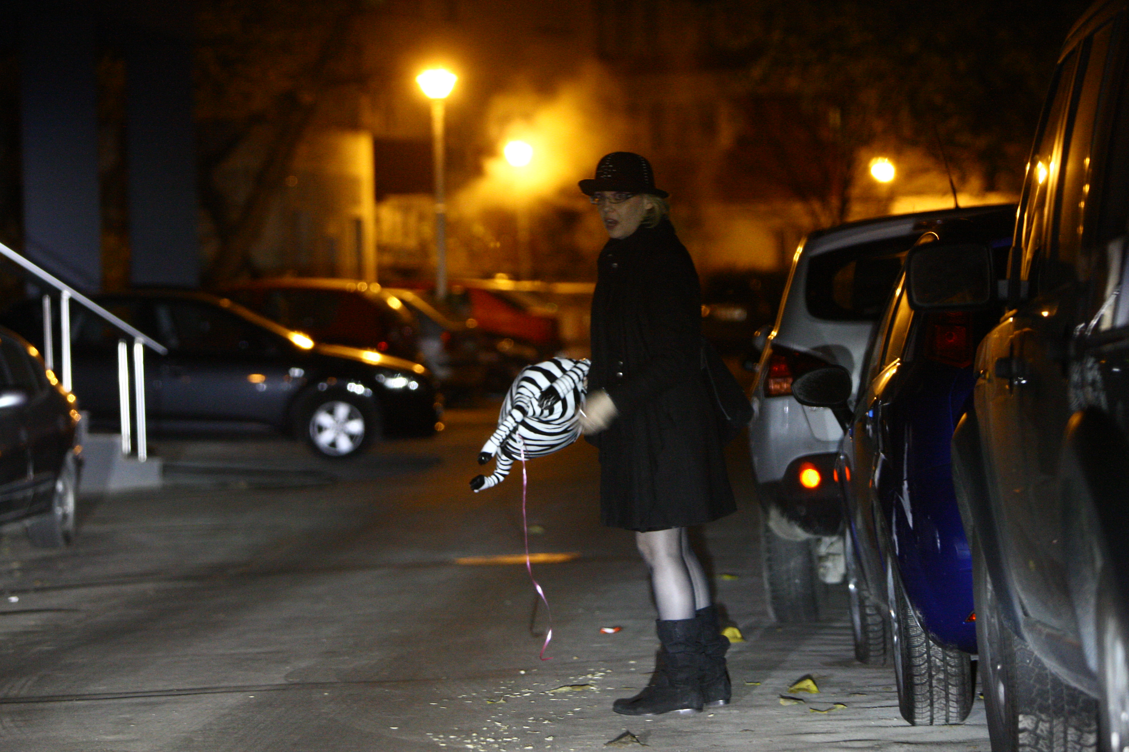 Actrita tine strans balonul in forma de animalut, pentru a nu-l scapa