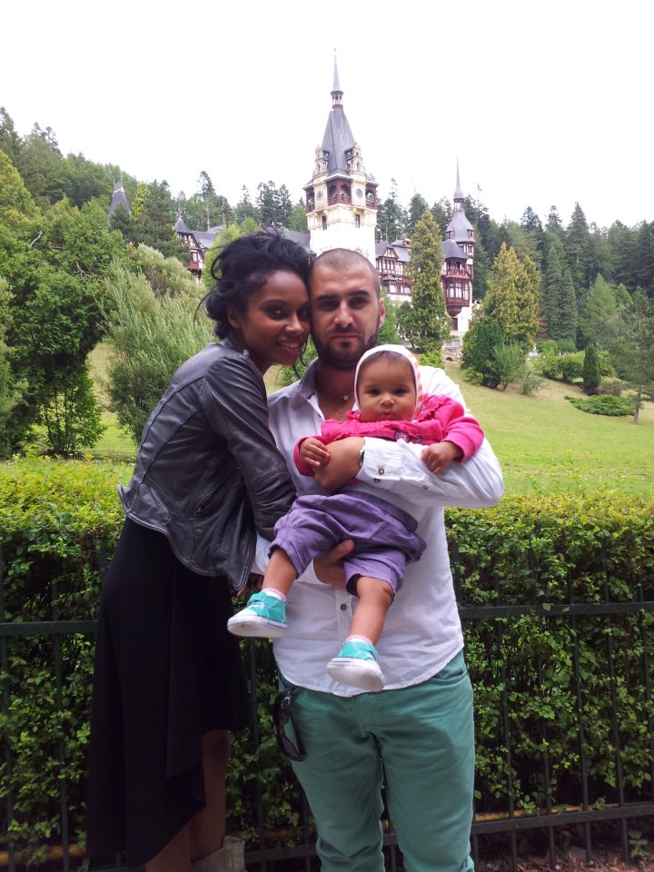 Laurette si iubitul ei, Mihai, au sarbatorit ieri aniversarea de un an a fiicei sale, Serena Luce Maria